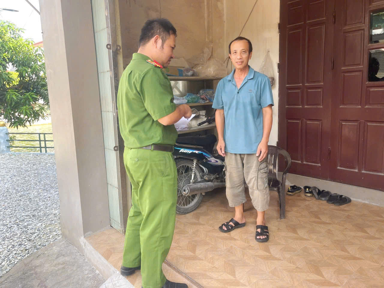 Công an xã Triệu Việt Vương đẩy mạnh làm sạch dữ liệu đăng ký, quản lý phương tiện trên địa bàn xã