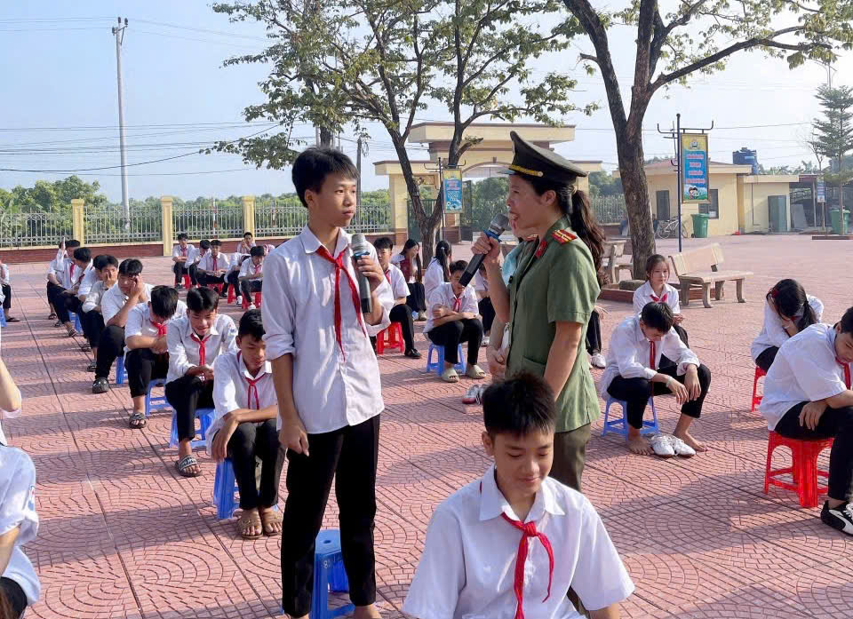 Công an xã Triệu Việt Vương tuyên truyền Luật trật tự, an toàn giao thông và kỹ năng sử dụng mạng xã hội an toàn cho học sinh trên địa bàn xã