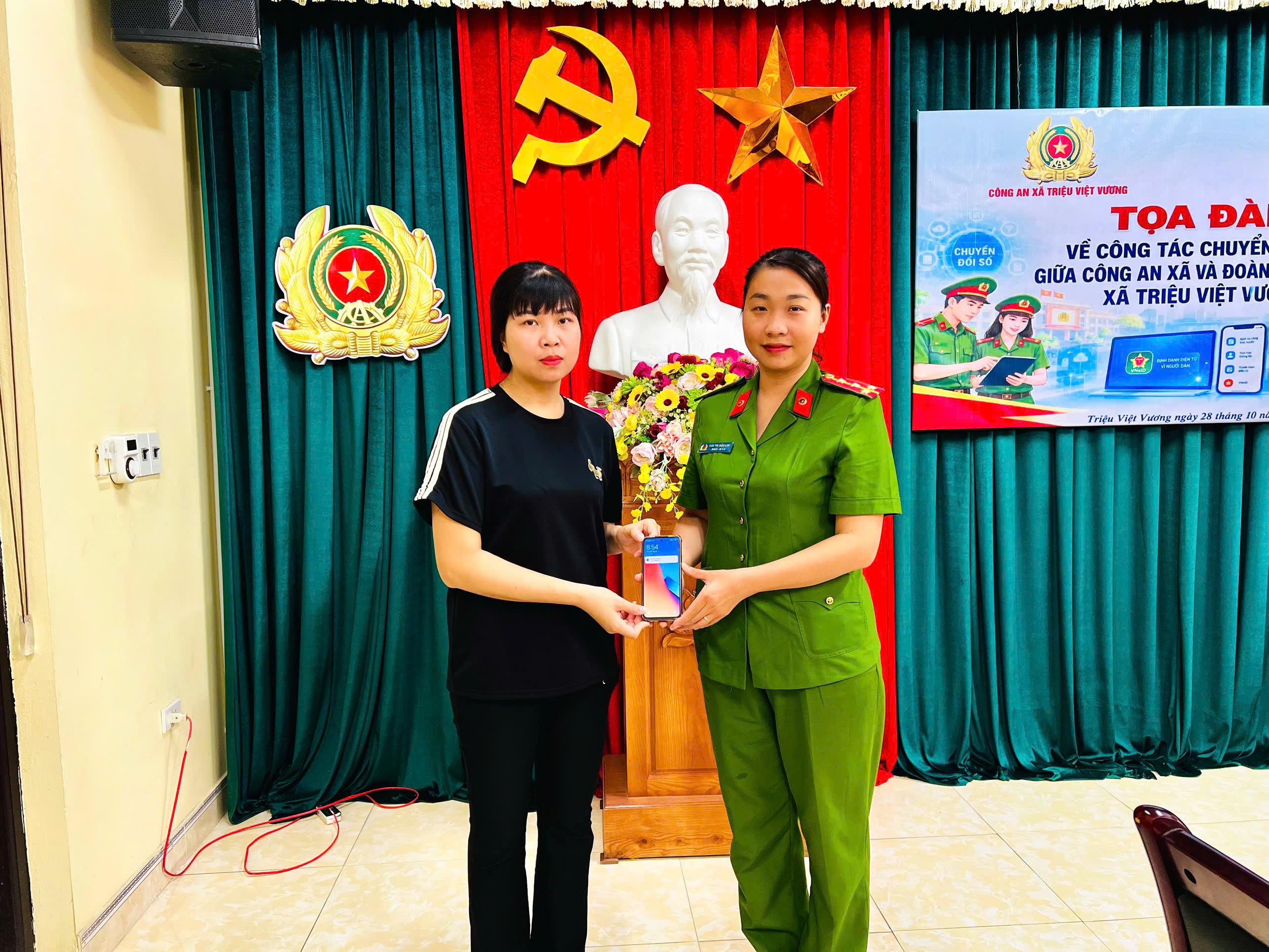 Công an xã Triệu Việt Vương tiến hành xác minh trao trả tài sản cho công dân