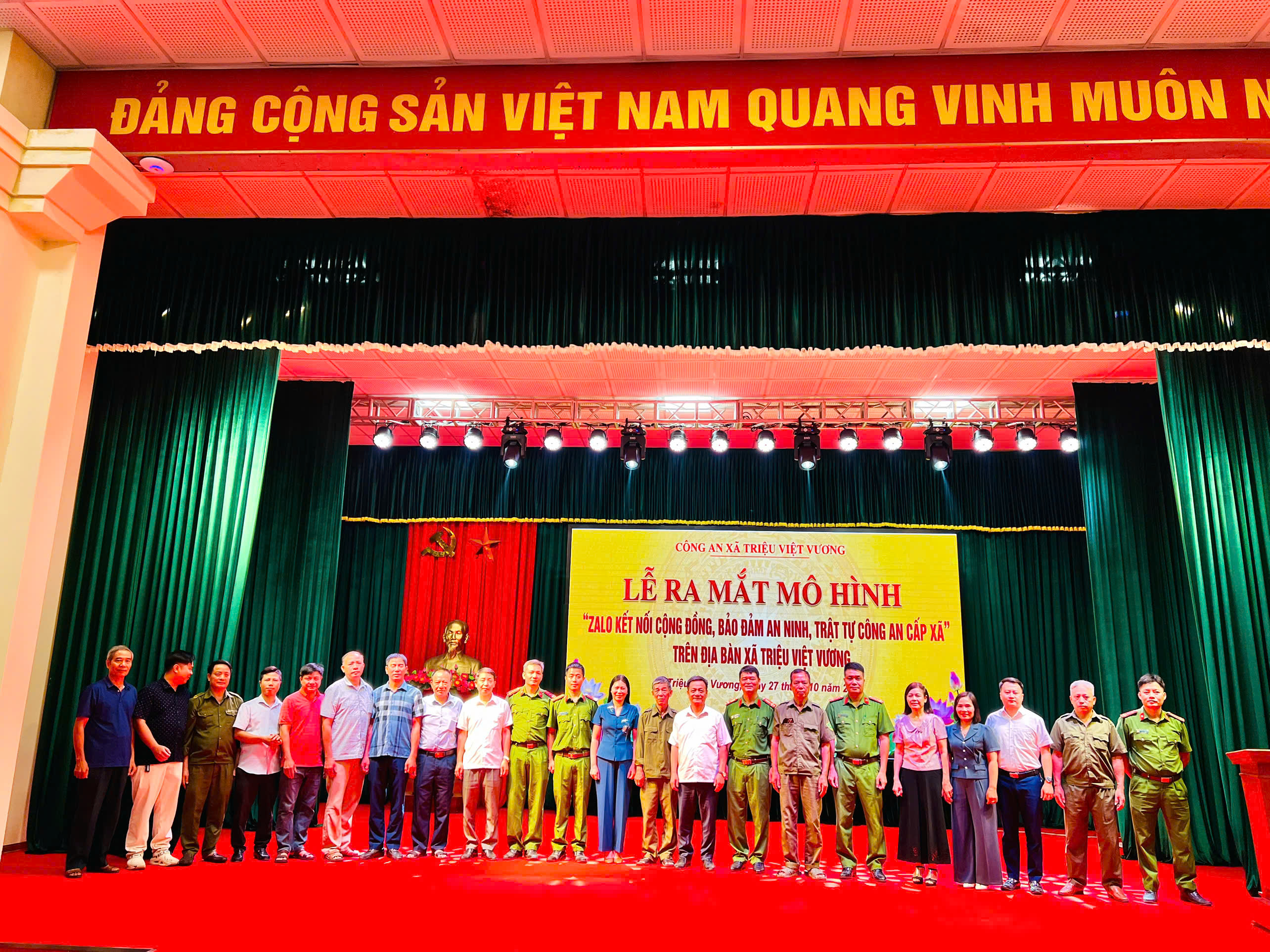 Công an xã Triệu Việt Vương tham mưu UBND xã tổ chức Lễ ra mắt mô hình “Zalo kết nối cộng đồng, bảo đảm an ninh trật tự của Công an xã” tại 15 thôn trên địa bàn.