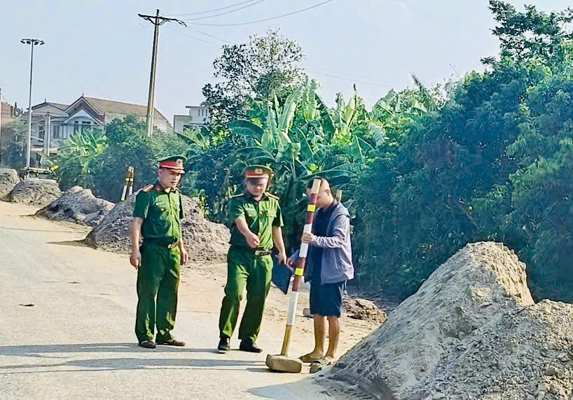 Công an xã Triệu Việt Vương tuyên truyền, nhắc nhở các đơn vị thi công, đảm bảo an toàn giao thông trên địa bàn xã