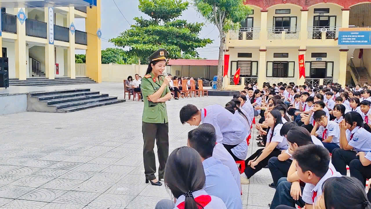 Công an xã Triệu Việt Vương tổ chức tuyên truyền, phổ biến pháp luật cho học sinh tại Trường THCS Triệu Việt Vương