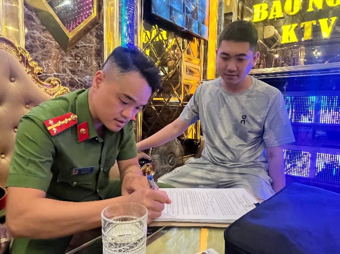 Công an xã Văn Giang tăng cường phòng ngừa mại dâm, ma túy tại các cơ sở kinh doanh có điều kiện về ANTT
