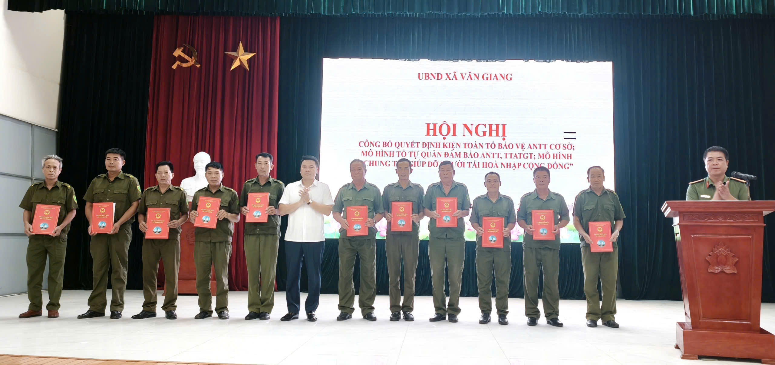 Công an xã Văn Giang tham mưu quyết định kiện toàn lực lượng tham gia bảo vệ ANTT cơ sở, ra mắt các mô hình đảm bảo ANTT và mô hình chung tay giúp đỡ người tái hòa nhập cộng đồng