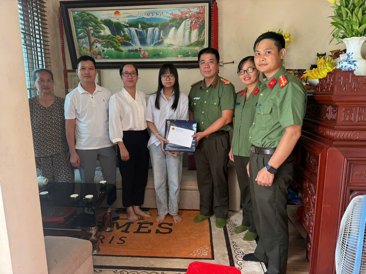 Công an xã Văn Giang thăm, tặng quà đỡ đầu nhân dịp tết Trung thu năm 2026