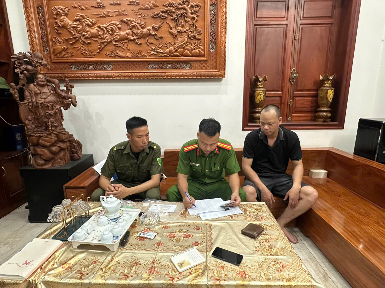 Công an xã Văn Giang đẩy mạnh rà soát, làm sạch dữ liệu đăng ký, quản lý phương tiện giao thông