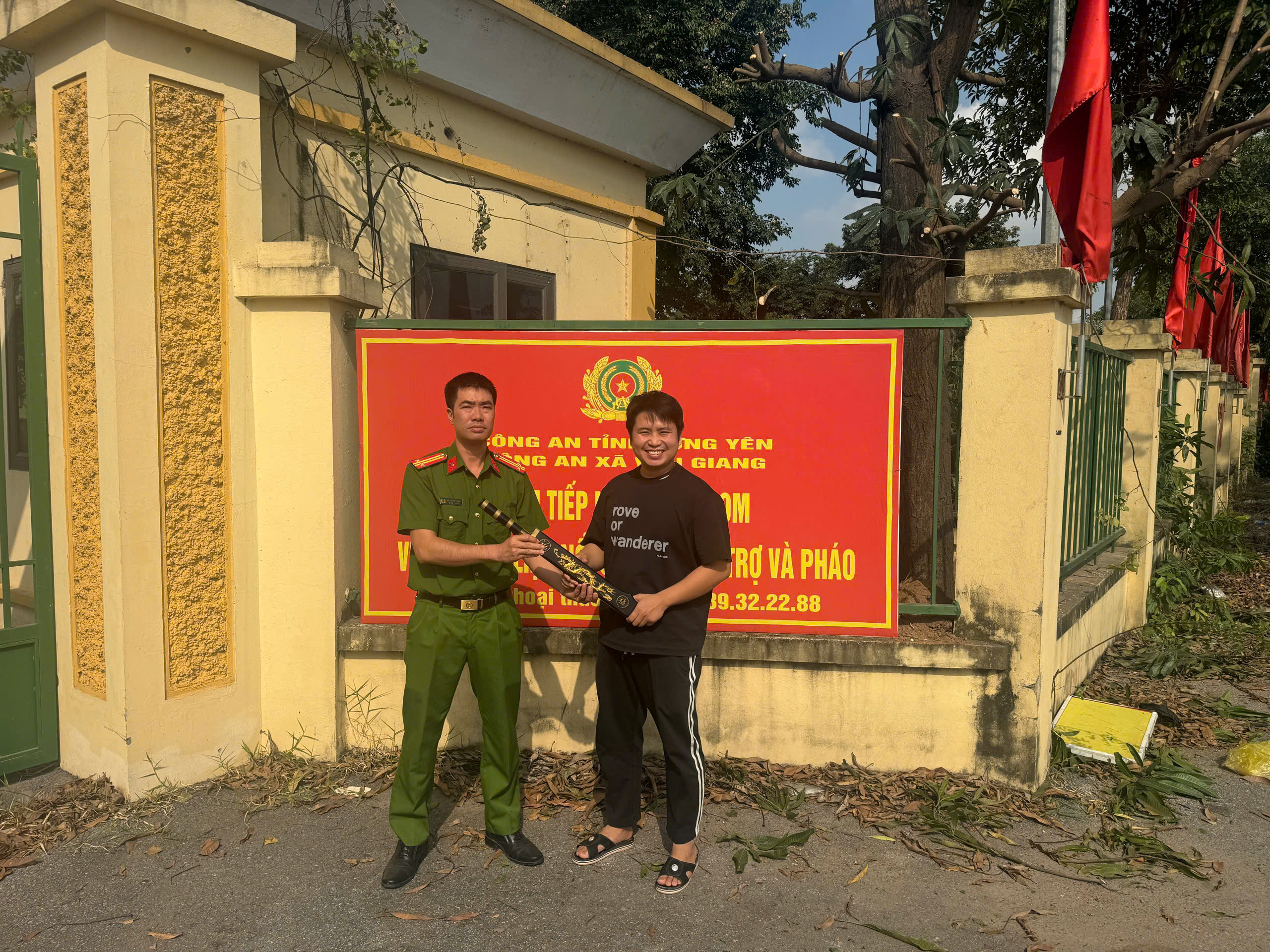Công an xã Văn Giang làm tốt công tác vận động người dân tự nguyện giao nộp vũ khí