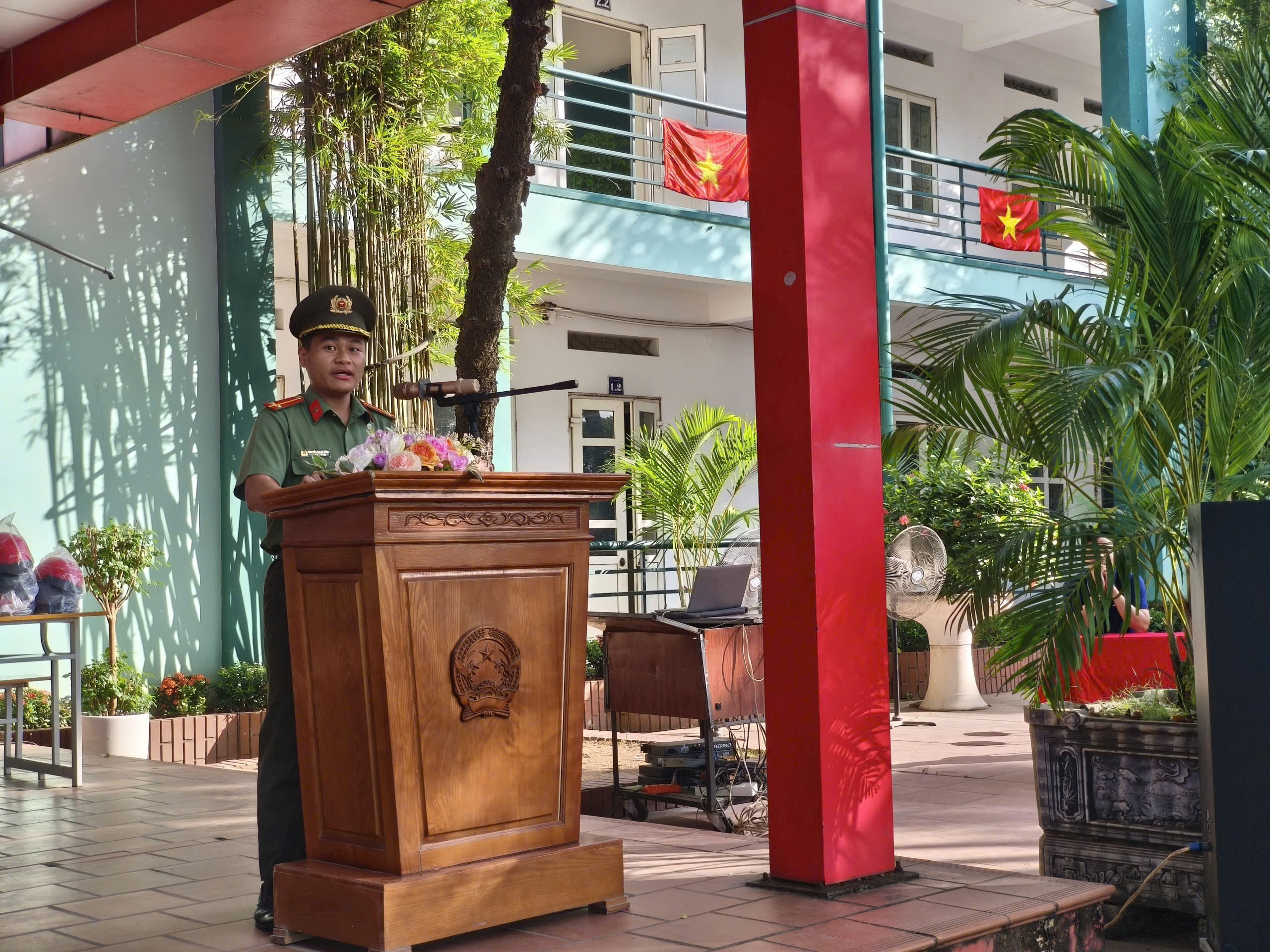 Công an xã Văn Giang tổ chức tuyên truyền, phổ biến pháp luật về an toàn trên không gian mạng và phòng chống tác hại của ma túy học đường