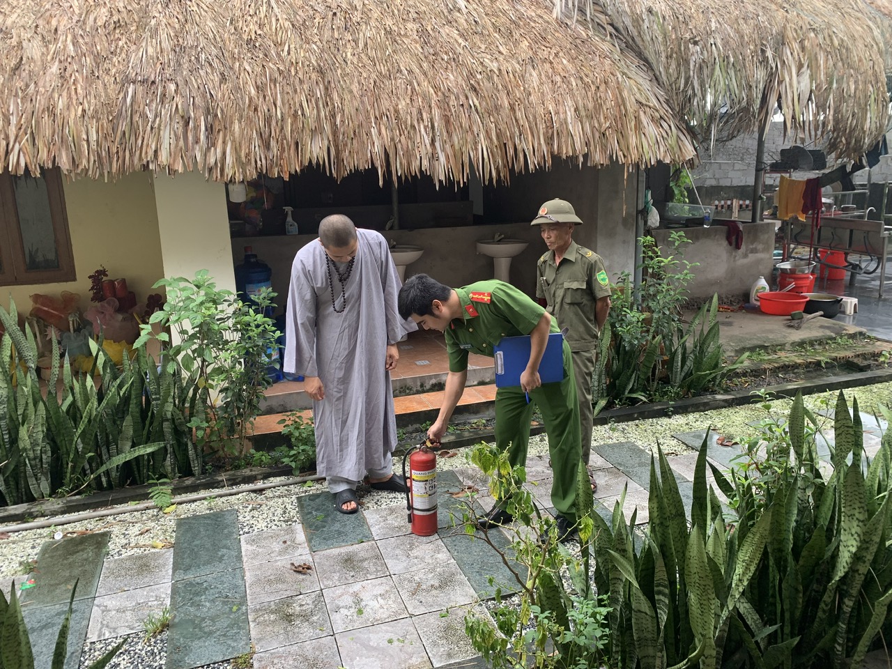 Công an xã Vạn Xuân kiểm tra, hướng dẫn công tác phòng cháy, chữa cháy tại các cơ sở tín ngưỡng trên địa bàn