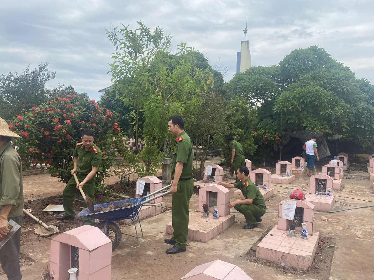 Công an xã Vạn Xuân phối hợp chỉnh trang Nghĩa trang liệt sĩ Xuân Hòa sau khai quật, lấy mẫu hài cốt liệt sĩ