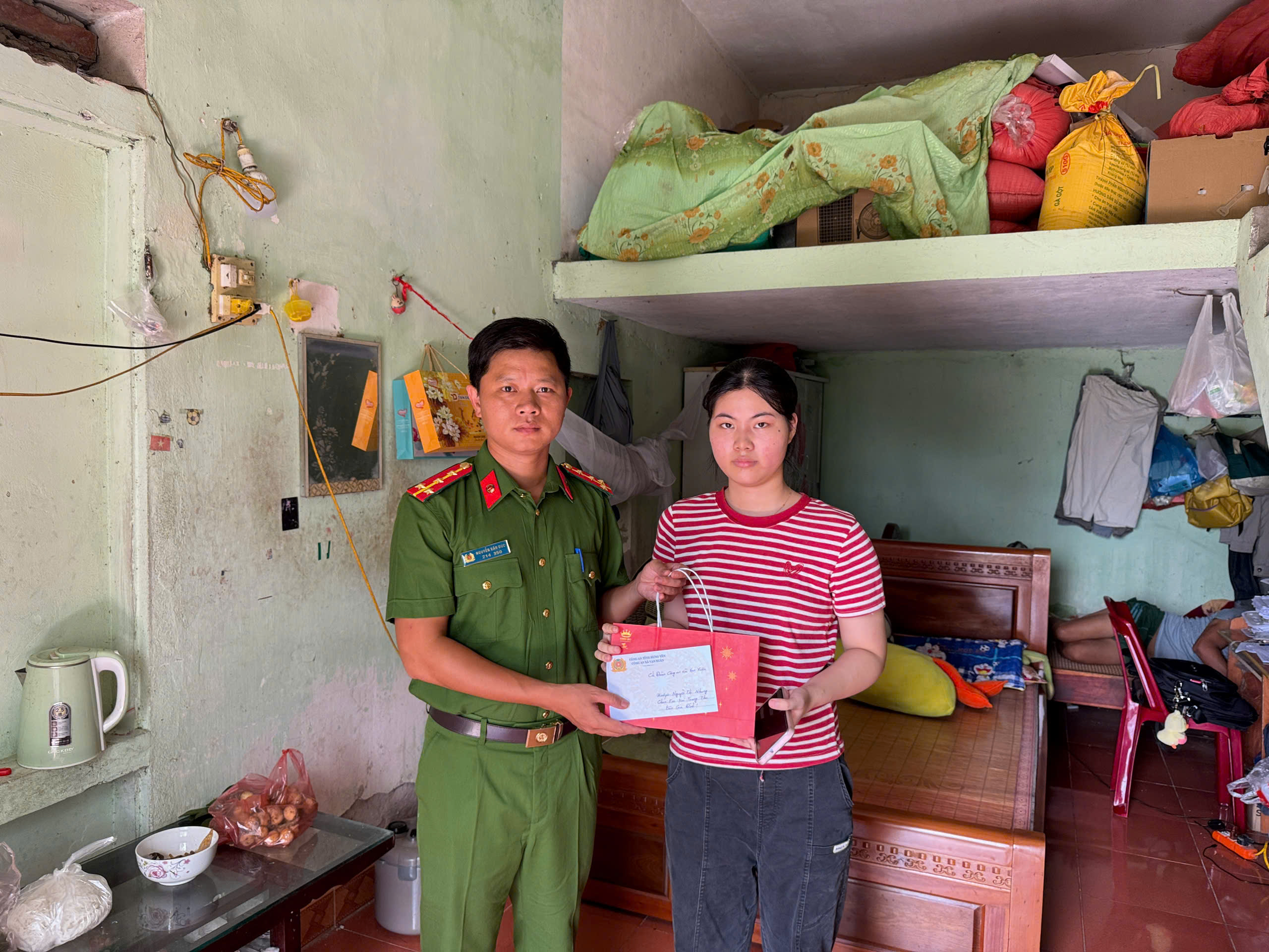 Công an xã Vạn Xuân trao quà Trung thu cho học sinh có hoàn cảnh khó khăn trên địa bàn