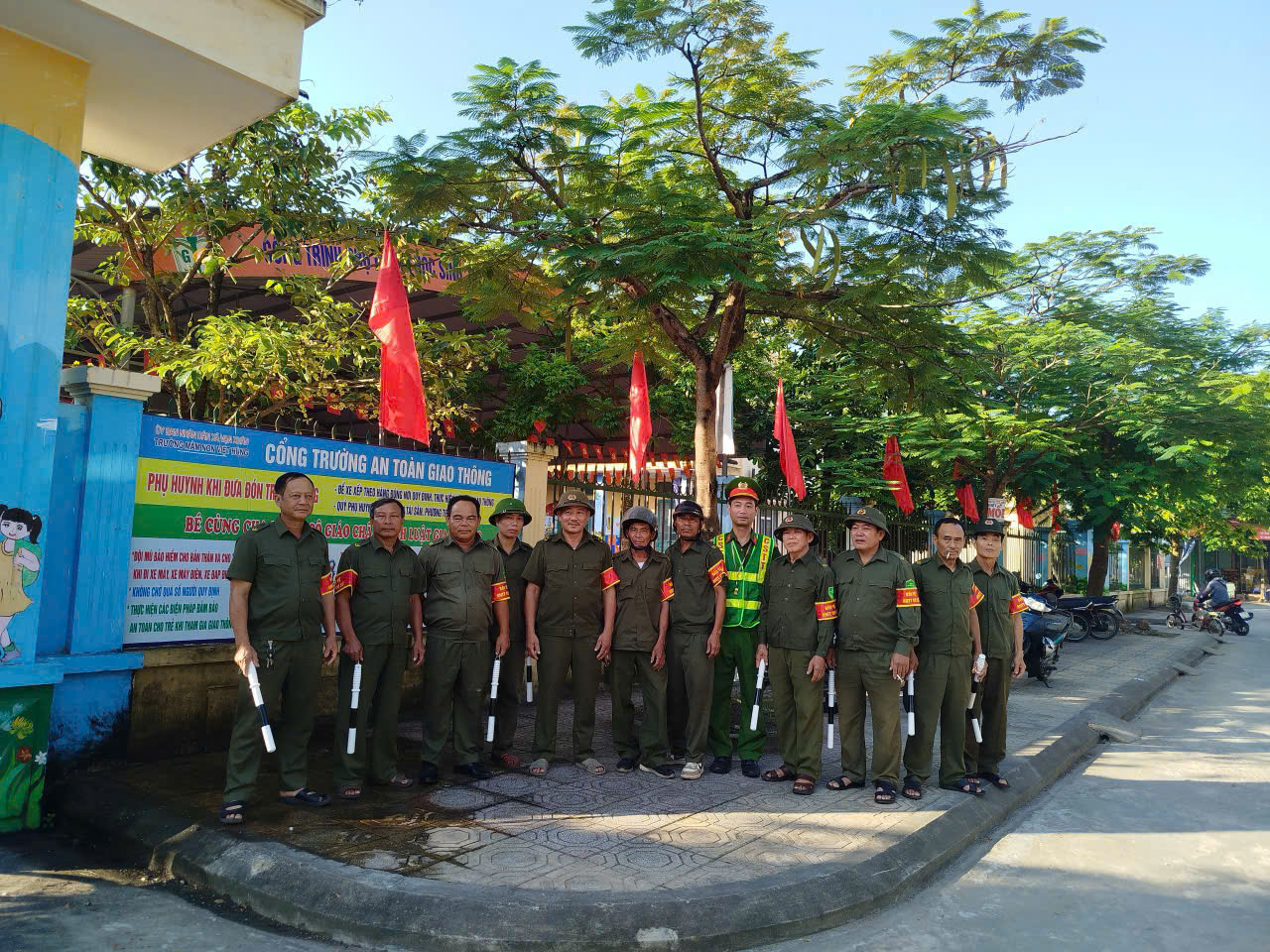 Công an xã Vạn Xuân tăng cường bảo đảm trật tự an toàn giao thông tại các điểm trường trên địa bàn