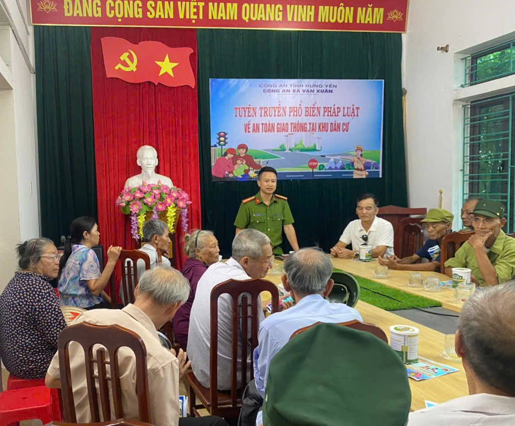 Công an xã Vạn Xuân tăng cường tuyên truyền pháp luật về trật tự an toàn giao thông cho người cao tuổi trên địa bàn