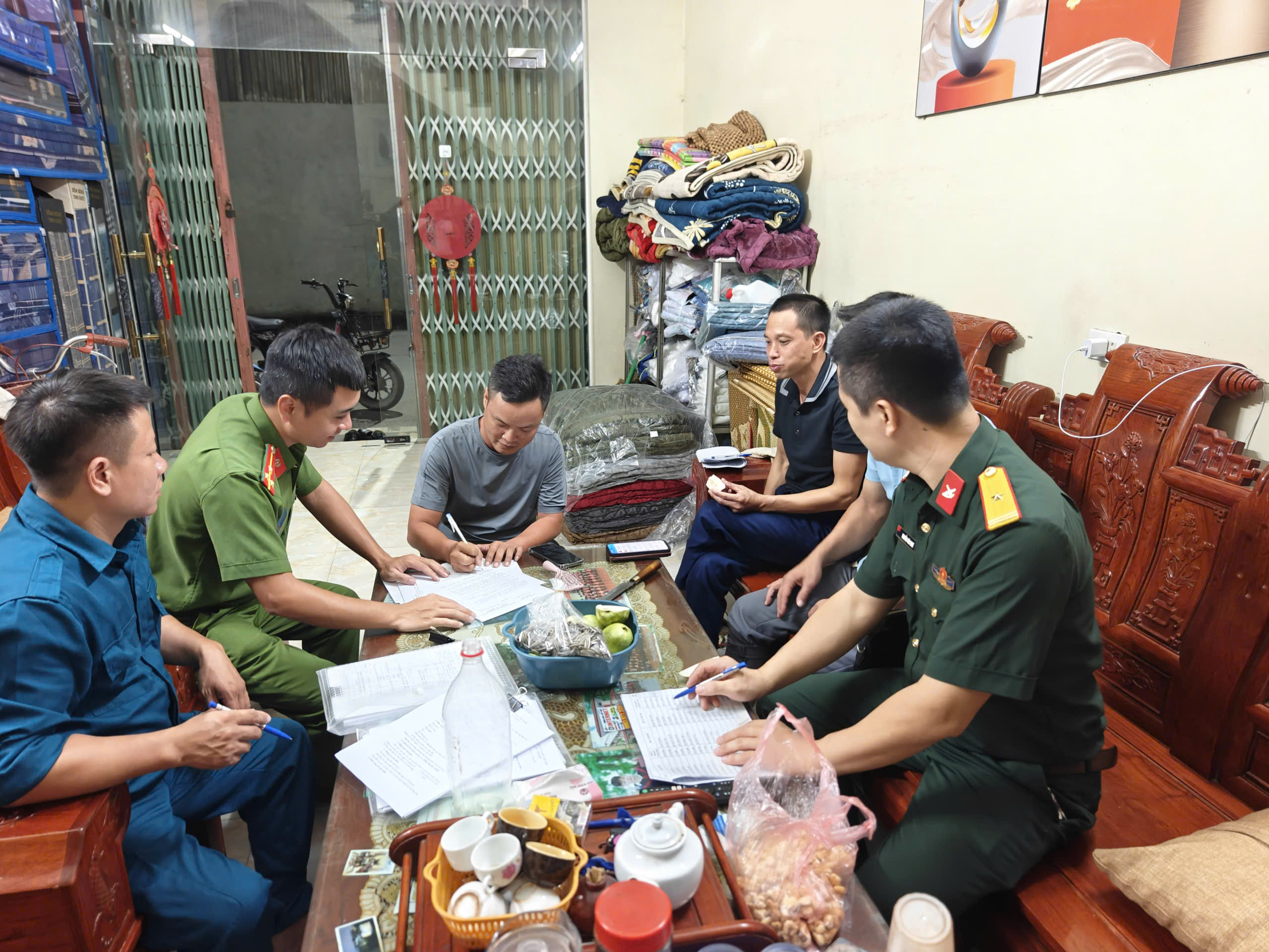 Công an xã Việt Tiến: Tích cực phối hợp trong việc thông báo Quyết định gọi công dân khám sơ tuyển sức khoẻ nghĩa vụ quân sự