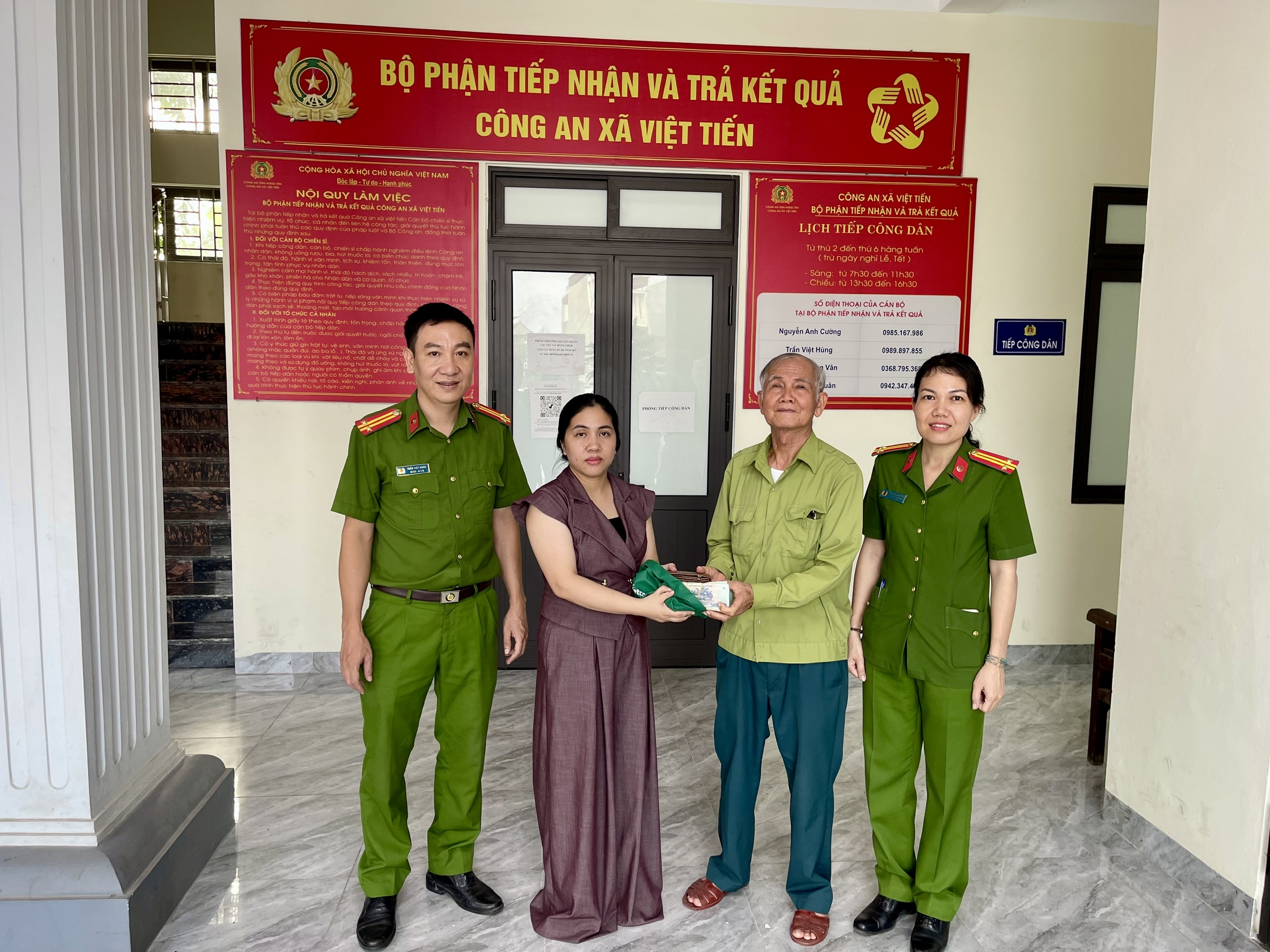 Công an xã Việt Tiến nhanh chóng hỗ trợ xác minh, trao trả 400 triệu đồng cho người đánh rơi