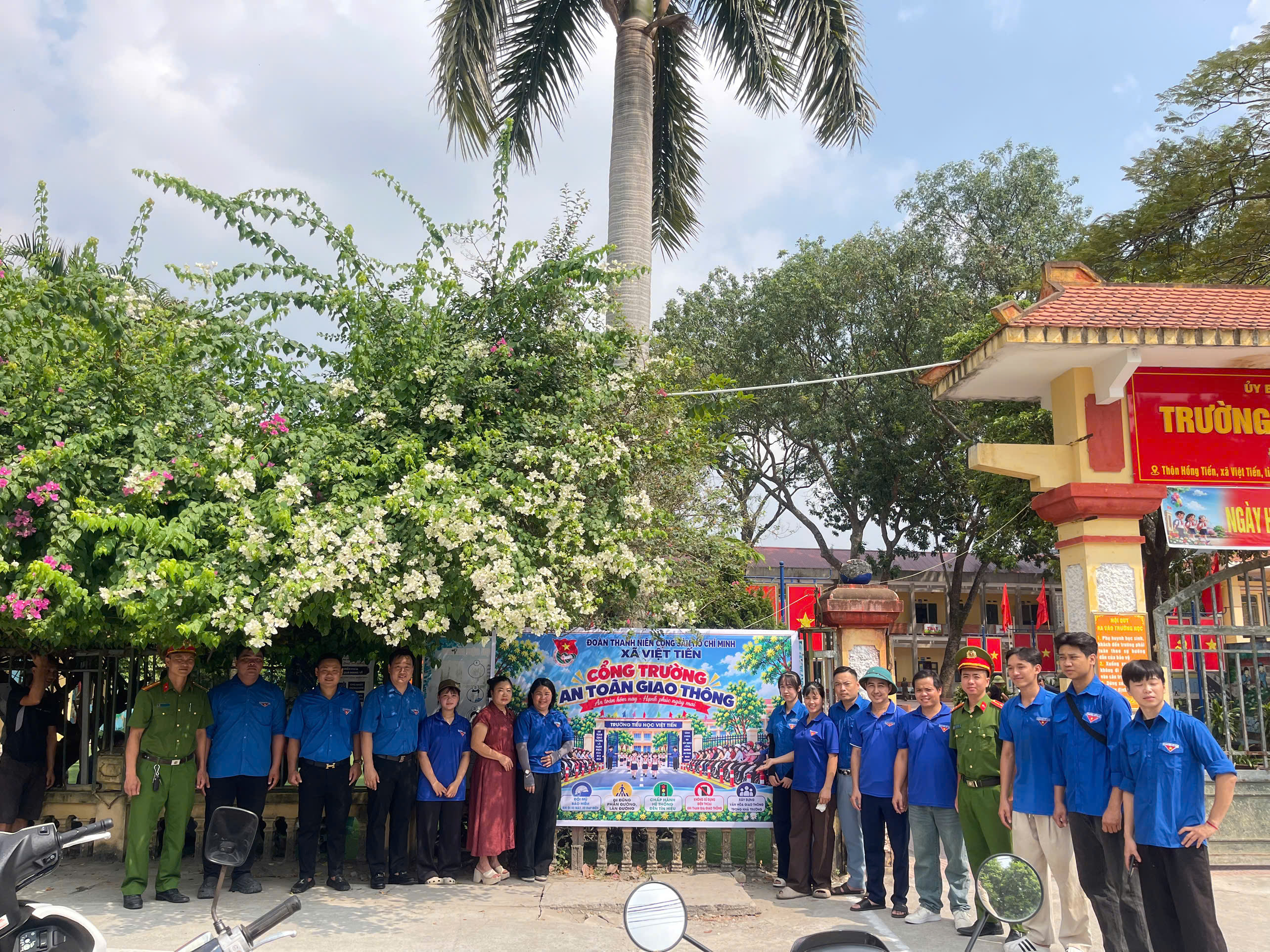 Công an xã Việt Tiến phối hợp triển khai mô hình “Cổng trường an toàn giao thông” tại 04 điểm trường trên địa bàn xã
