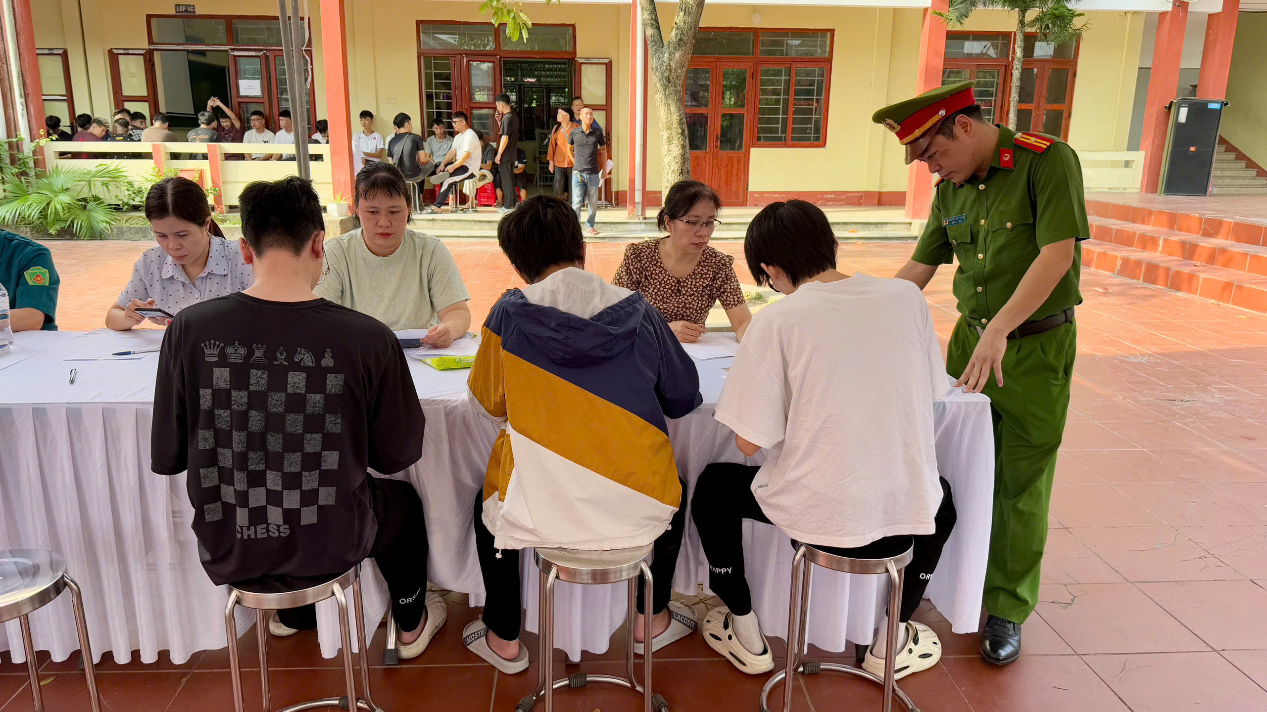 Công an xã Việt Tiến: Phối hợp bảo đảm an ninh, trật tự buổi khám sơ tuyển sức khỏe nghĩa vụ quân sự và thực hiện nghĩa vụ tham gia Công an nhân dân