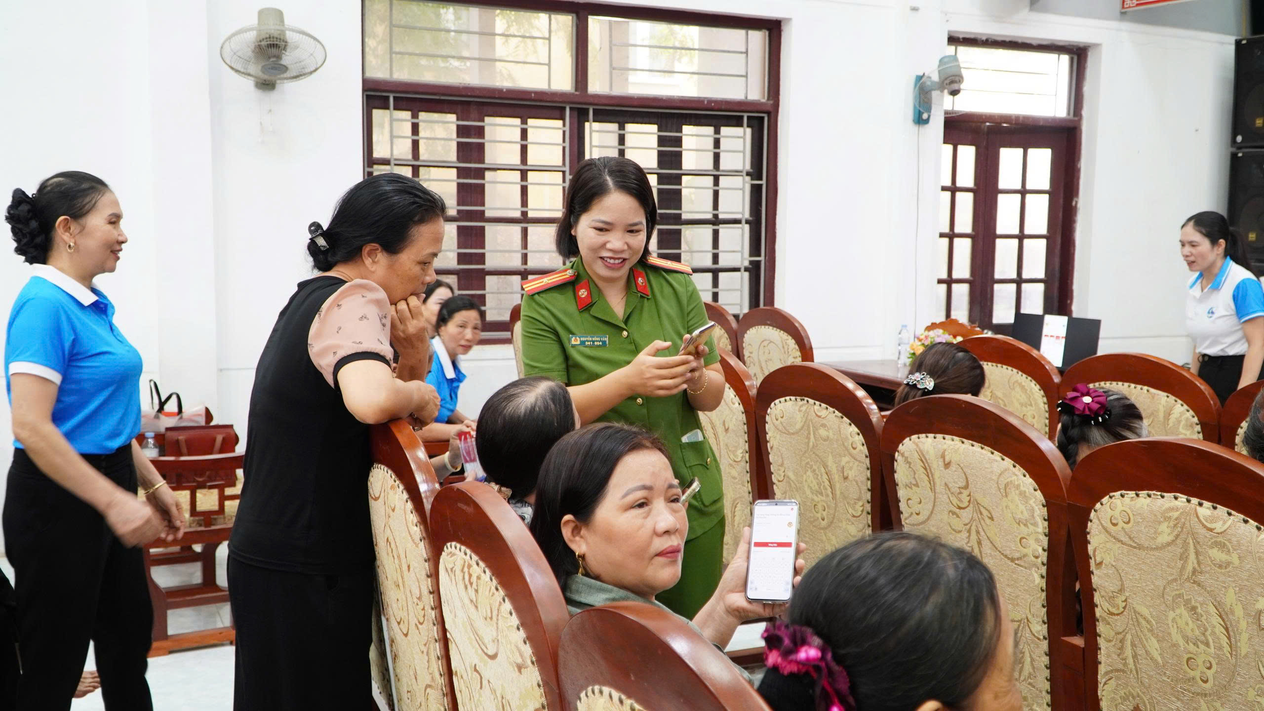 Công an xã Việt Tiến: Phối hợp tổ chức tuyên truyền, hướng dẫn sử dụng các tiện ích số và phòng, chống lừa đảo trên không gian mạng