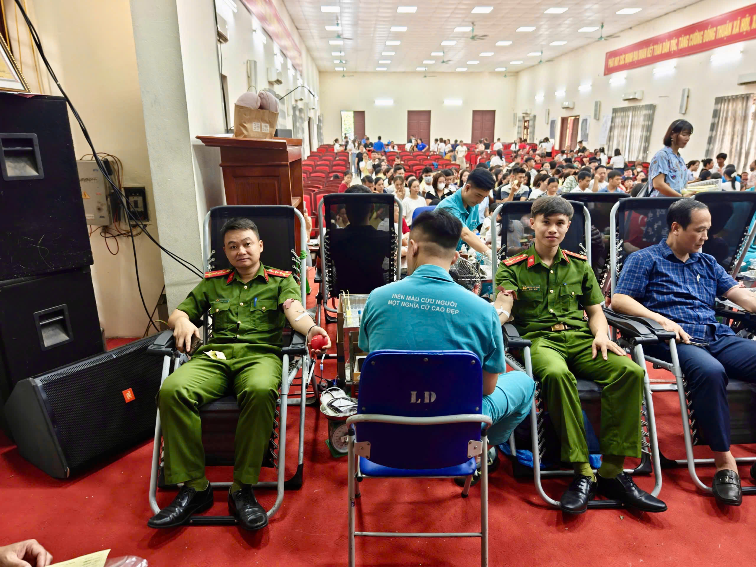 Công an xã Việt Tiến: Tích cực tham gia hiến máu tình nguyện với mong muốn “Mỗi giọt máu cho đi - một cuộc đời ở lại”