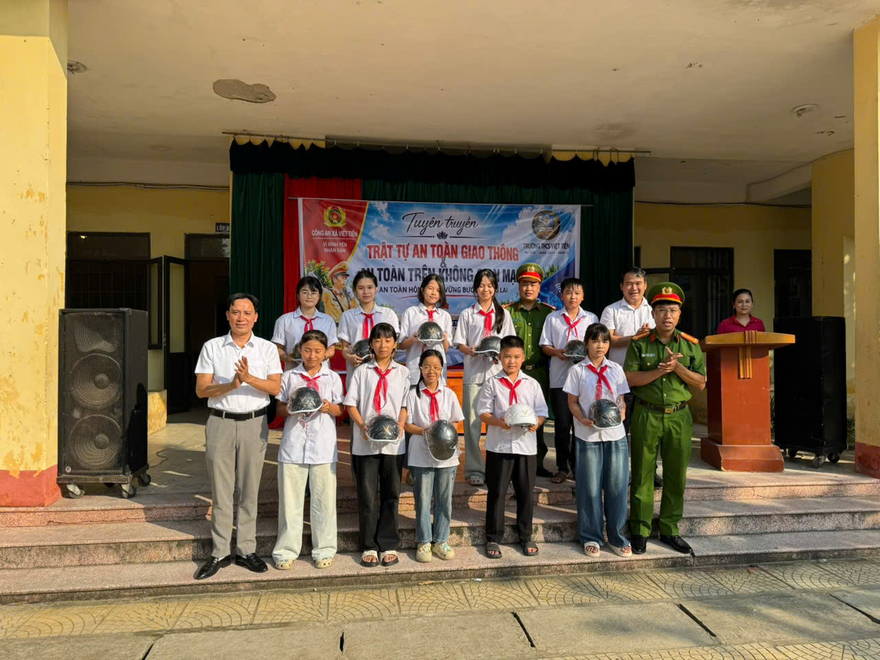 Công an xã Việt Tiến tuyên truyền, phổ biến pháp luật về trật tự, an toàn giao thông và bảo đảm an toàn trên không gian mạng