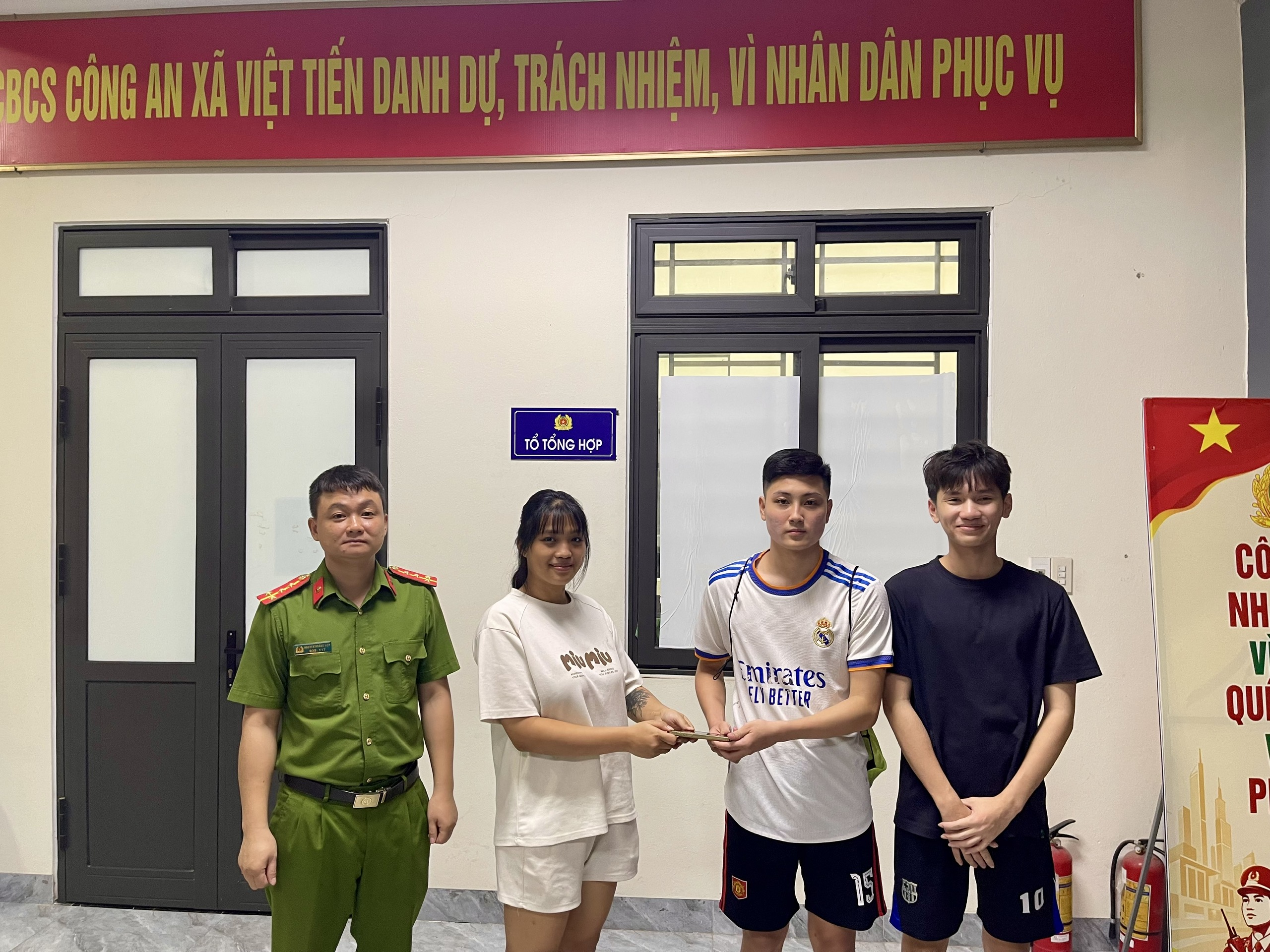 Công an xã Việt Tiến: Nhanh chóng hỗ trợ xác minh và trao trả tài sản cho người đánh rơi