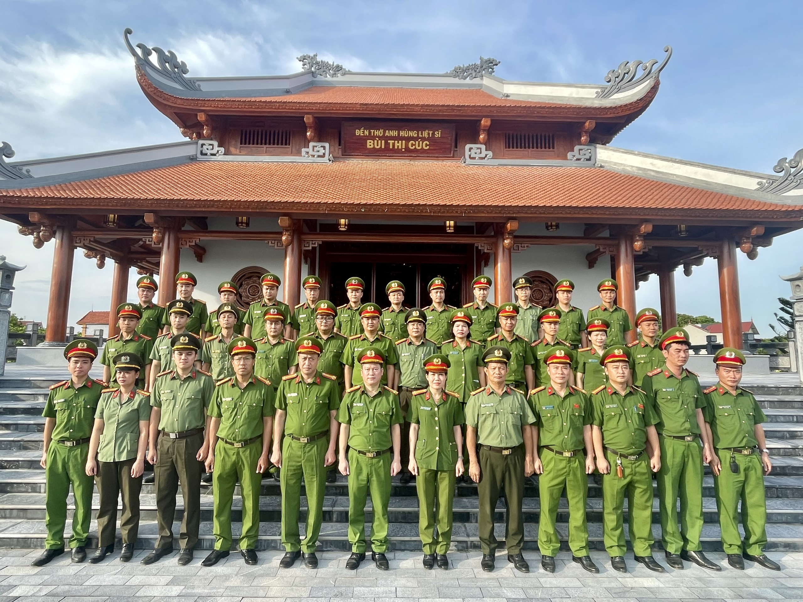 Công an xã Việt Tiến: Tổ chức Lễ dâng hương tại Khu lưu niệm Anh hùng liệt sĩ Công an nhân dân Bùi Thị Cúc