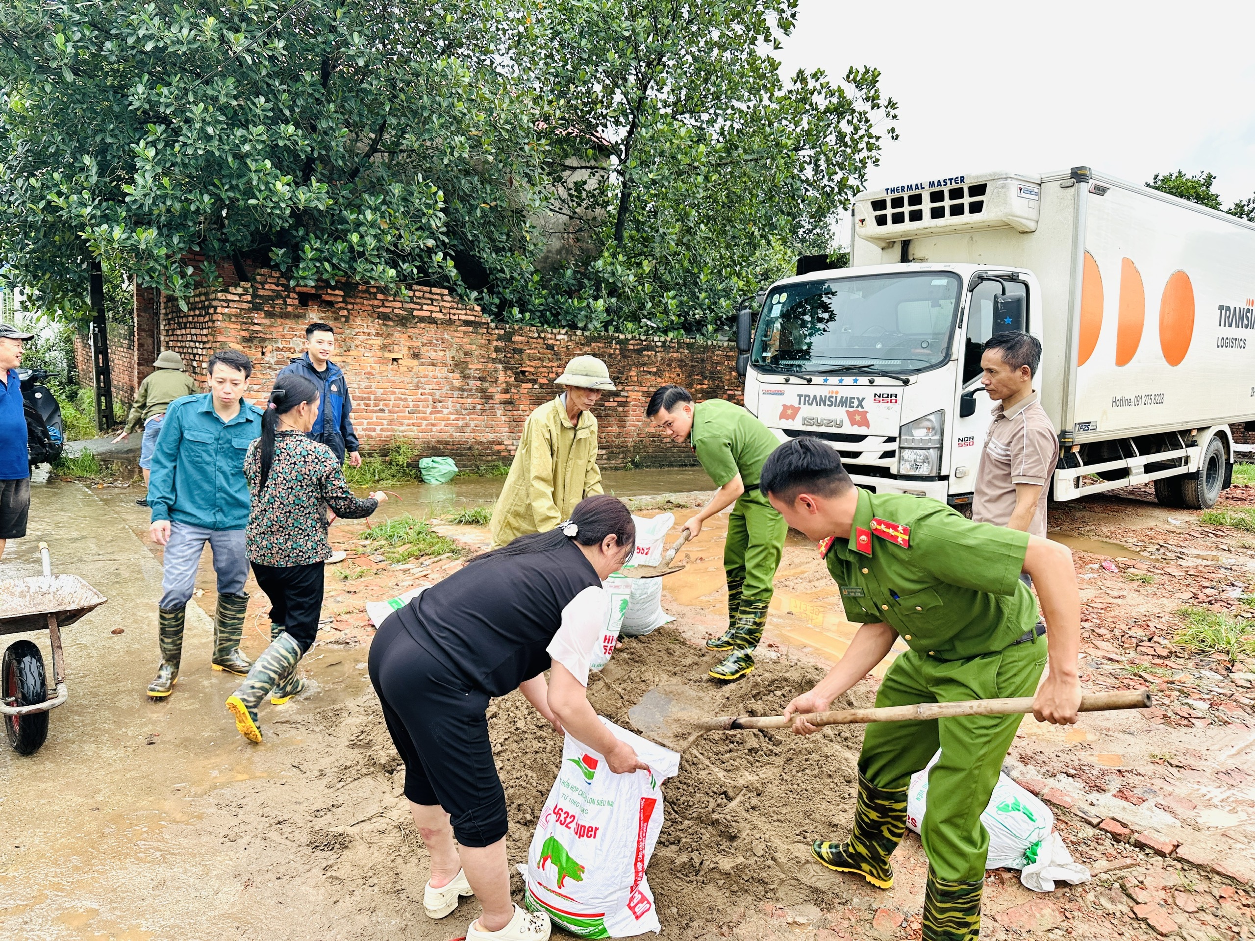 Công an xã Việt Yên chung tay cùng Nhân dân khắc phục hậu quả mưa lũ