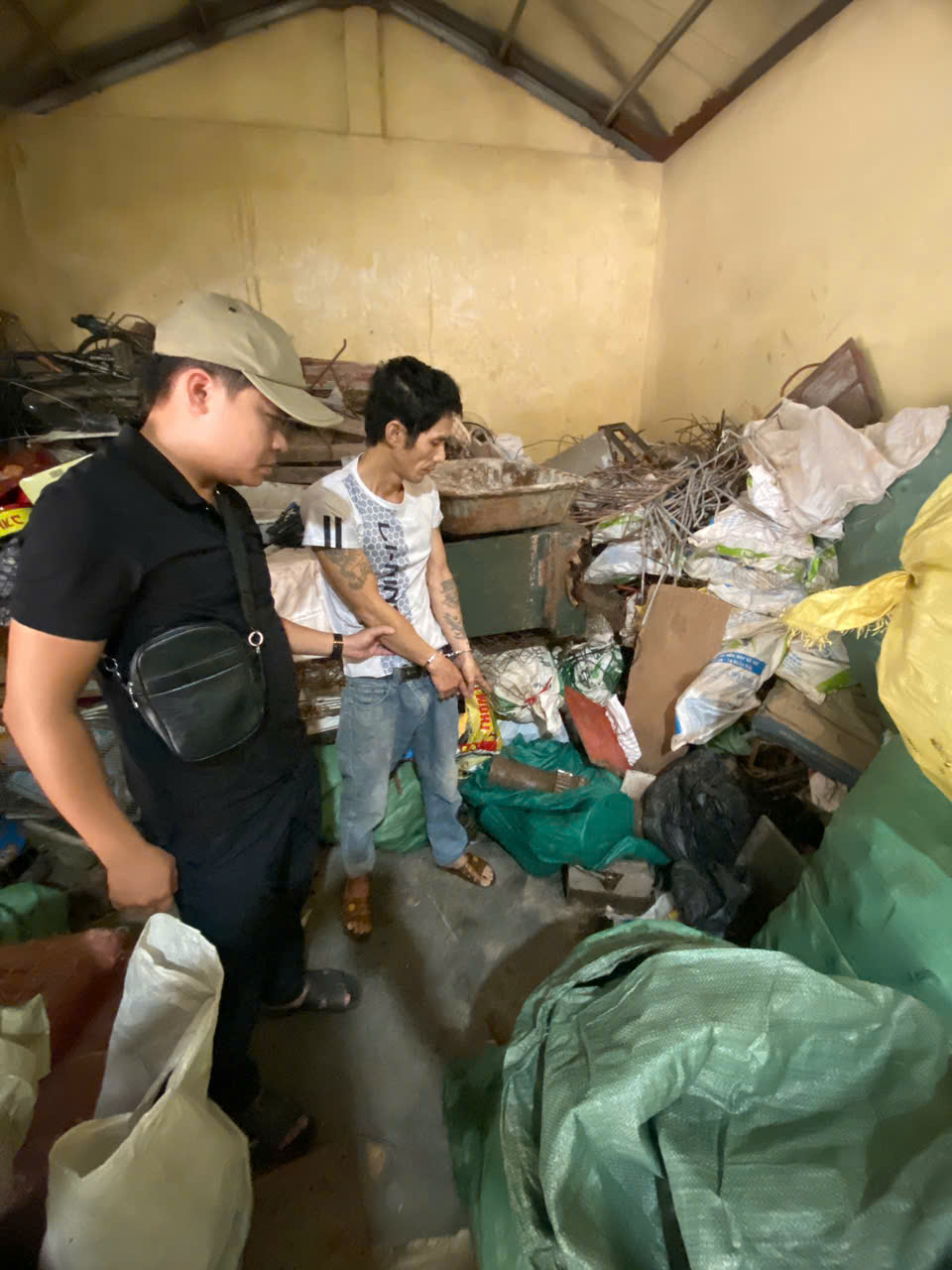 Công an xã Việt Yên khẩn trương điều tra, làm rõ vụ trộm cắp tài sản tại doanh nghiệp, góp phần giữ vững an ninh, trật tự trên địa bàn
