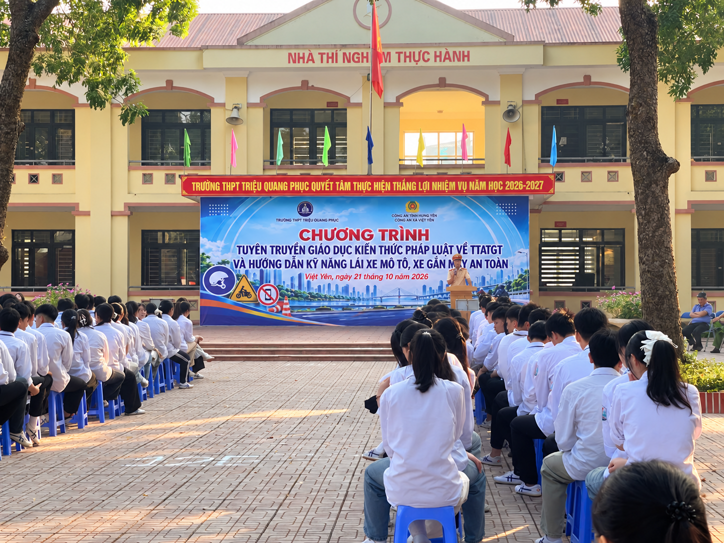 Công an xã Việt Yên phối hợp tuyên truyền pháp luật, hướng dẫn kỹ năng lái xe an toàn cho học sinh