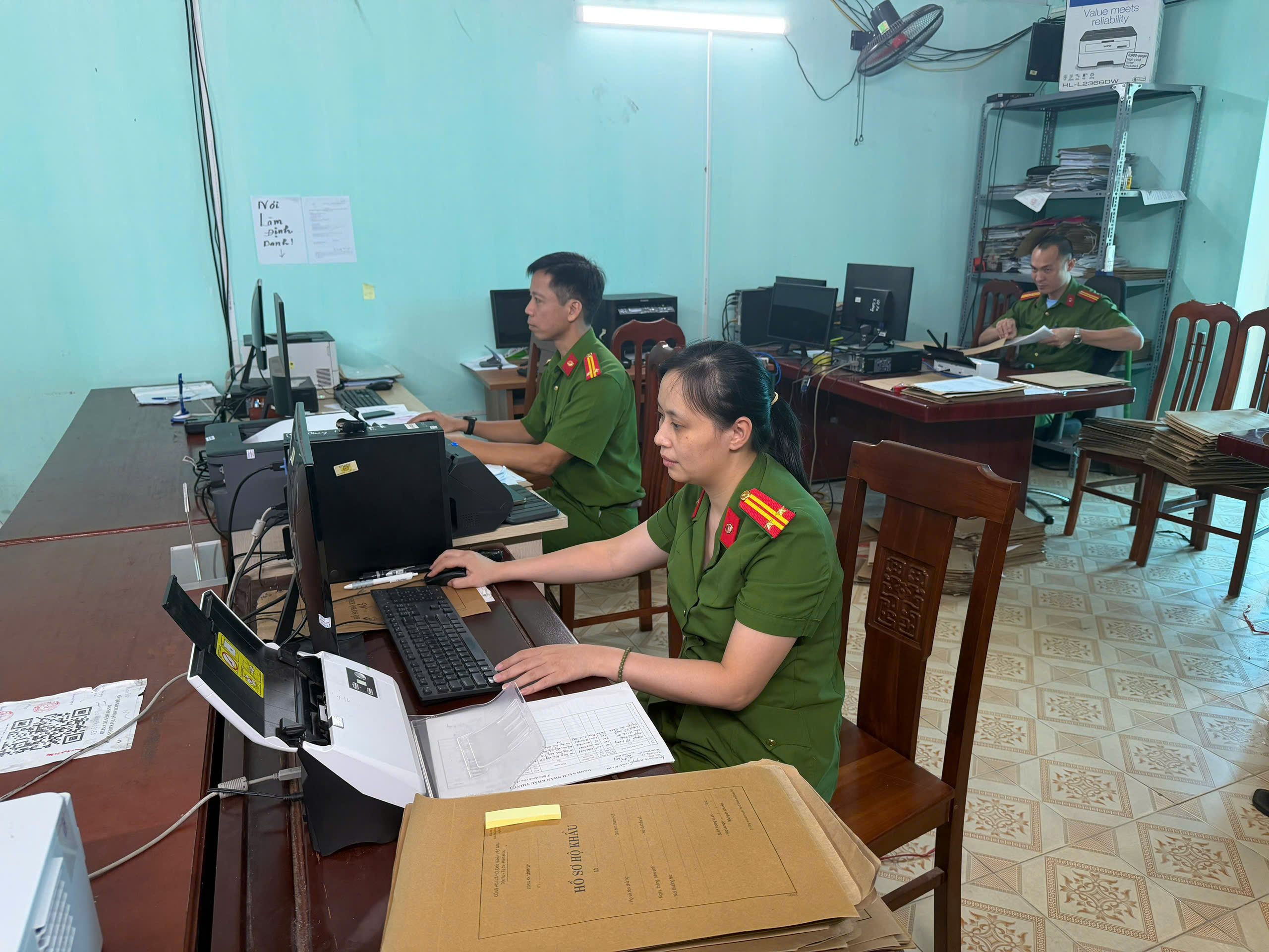 Công an xã Vũ Quý đẩy nhanh tiến độ số hoá tàng thư cư trú
