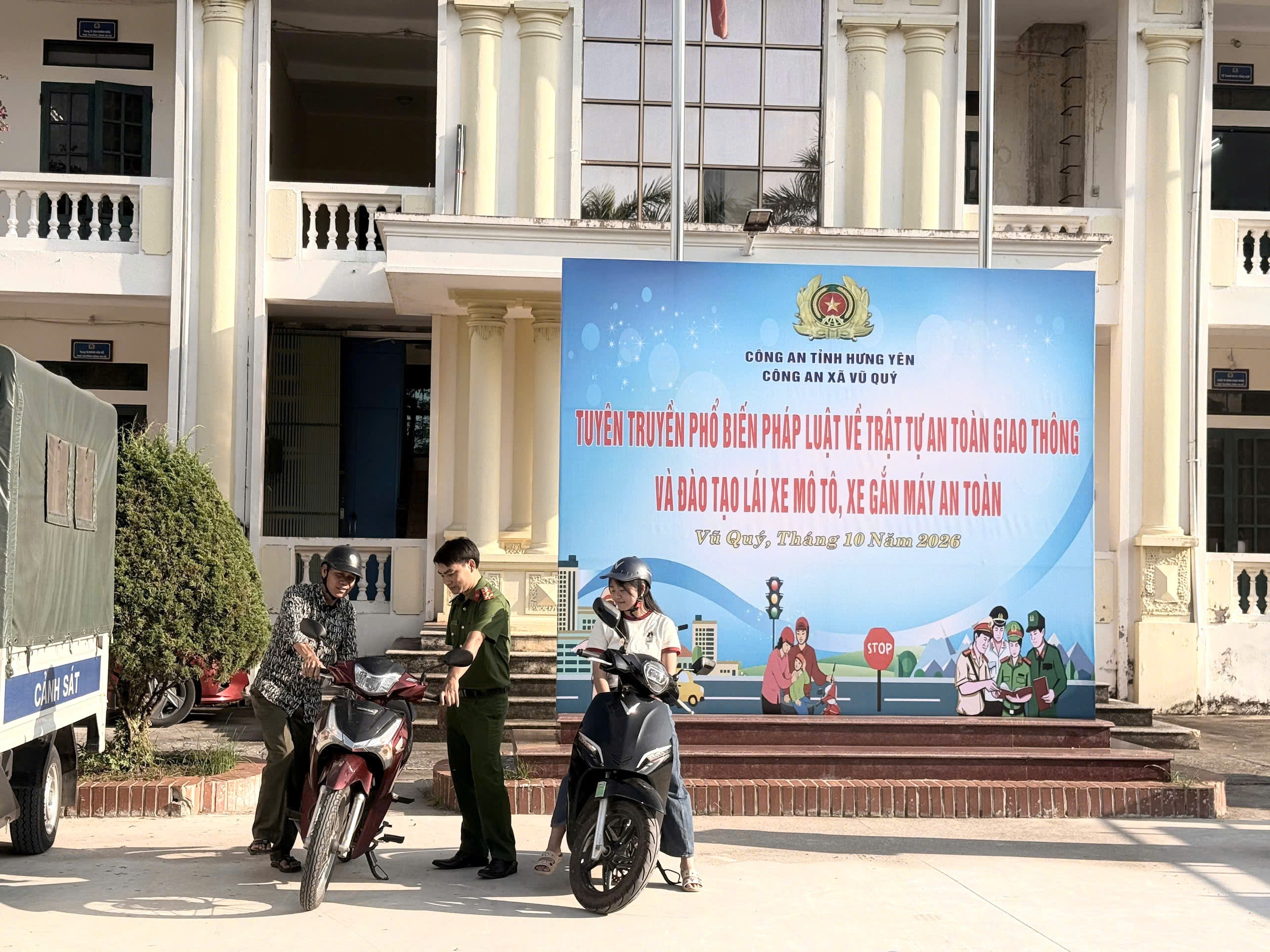 Công an xã Vũ Quý tuyên truyền phổ biến pháp luật về trật tự an toàn giao thông; hướng dẫn lái xe mô tô, xe gắn máy an toàn