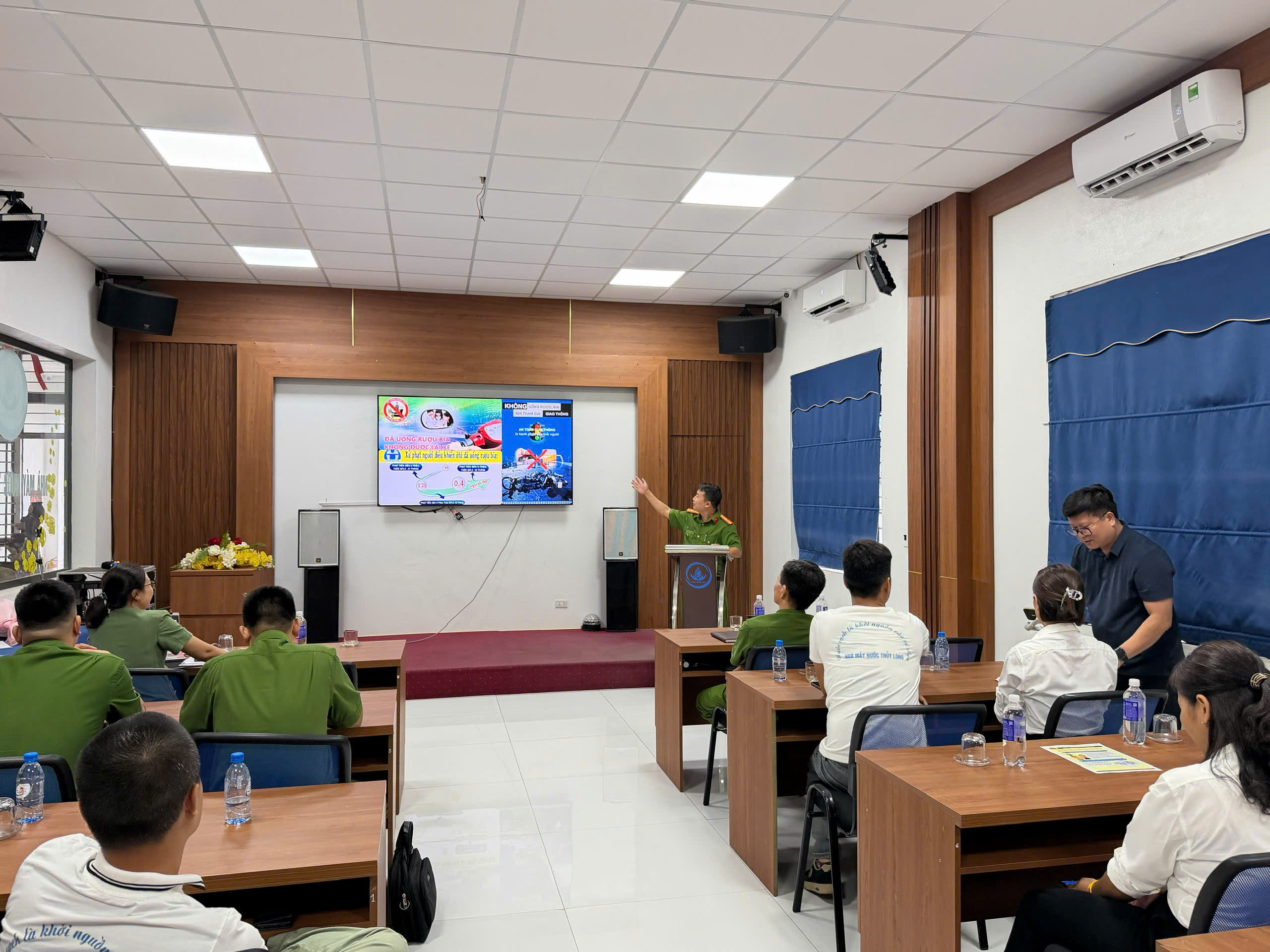 Công an xã Vũ Quý tuyên truyền kiến thức về trật tự an toàn giao thông cho công nhân