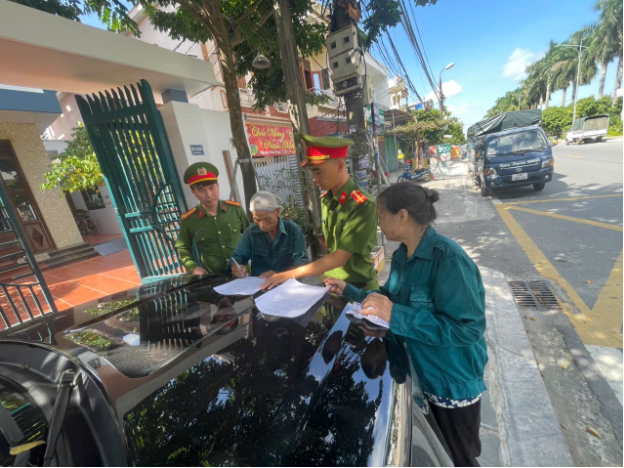 Công an xã Vũ Thư tăng cường tuyên truyền, nhắc nhở bảo đảm an toàn  giao thông trong mùa thu hoạch thóc lúa