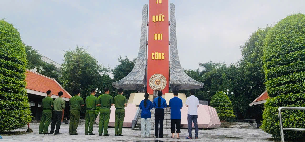 Công an xã Vũ Thư phối hợp đoàn thanh niên xã ra quân chỉnh trang  cảnh quan các công trình ghi công liệt sĩ hướng tới quốc khánh 2/9
