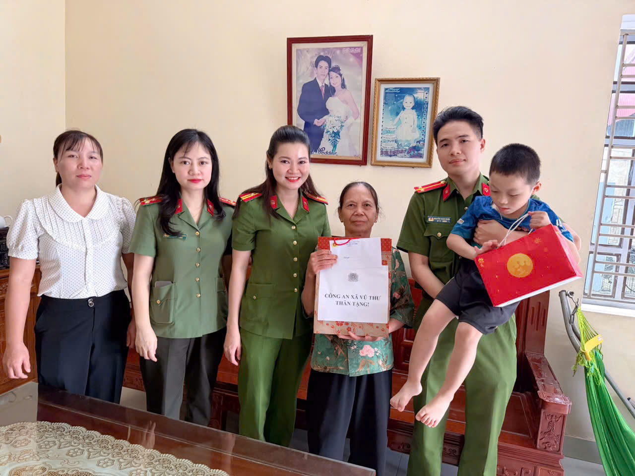 Công an xã Vũ Thư chung tay mang Trung thu ấm áp đến trẻ em có  hoàn cảnh khó khăn trên địa bàn.