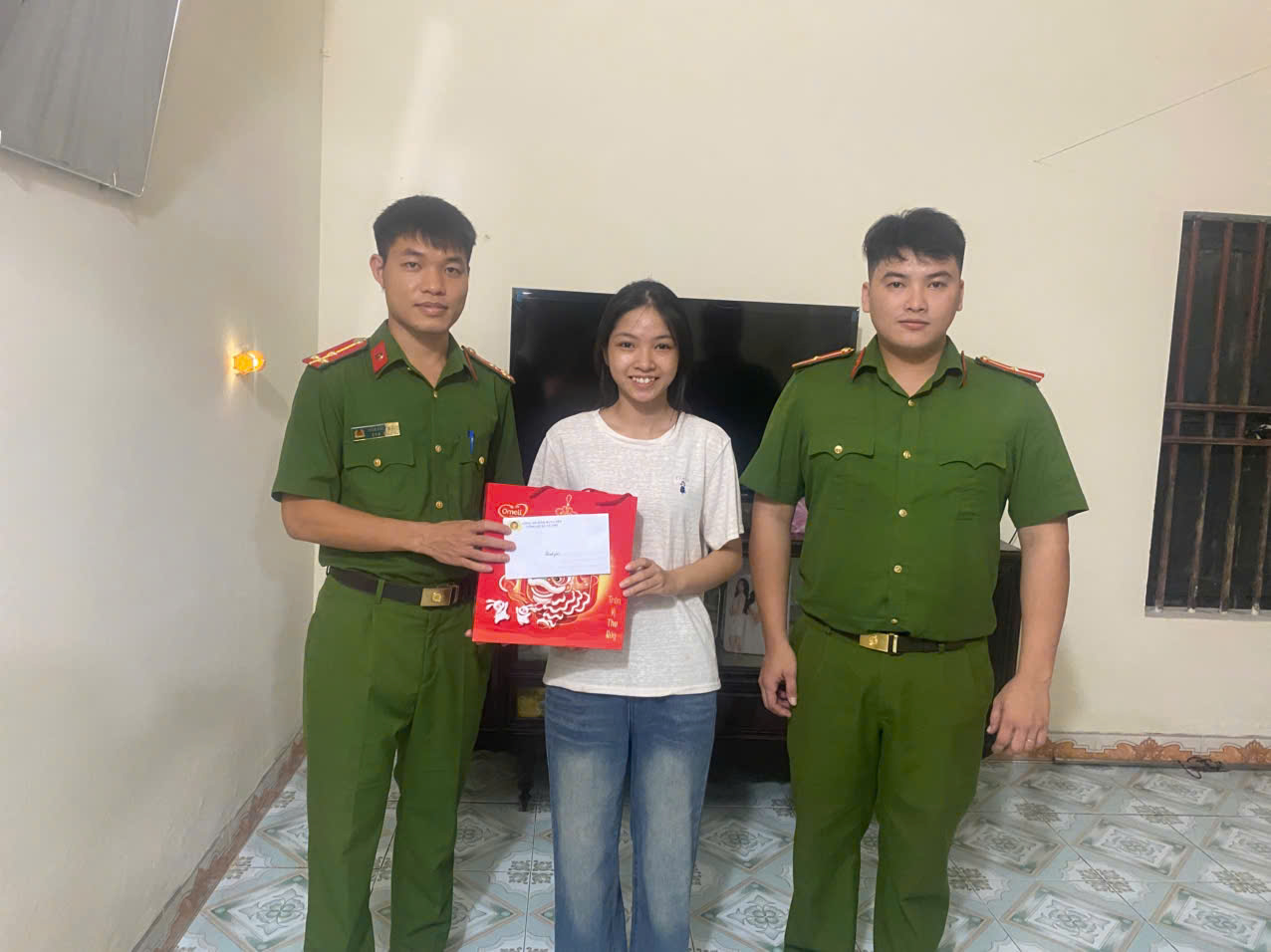 Công an xã Vũ Thư trao tặng quà cho các em học sinh thuộc mô hình “Học bổng đồng hành cùng em - Ươm mầm tài năng”, nhân dịp  Tết Trung thu năm 2026