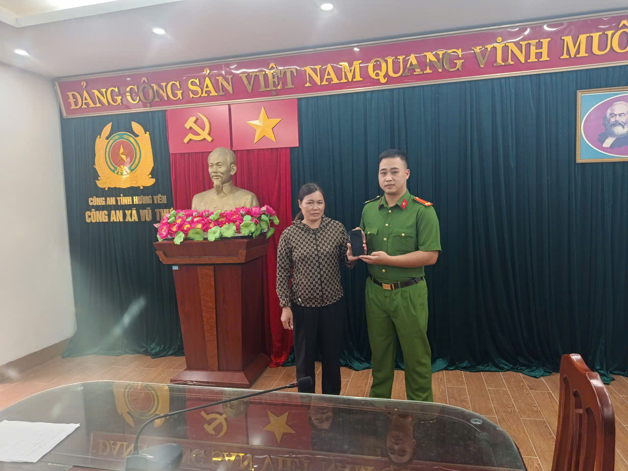 Công an xã Vũ Thư lan tỏa gương người tốt, việc tốt, hỗ trợ trao trả 50 triệu đồng do chuyển khoản nhầm