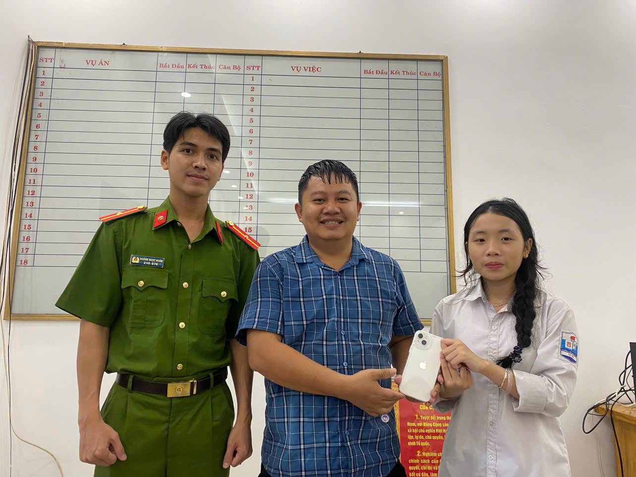 Công an xã Vũ Thư lan tỏa gương người tốt, việc tốt  “Nhặt được của rơi, trả lại người mất”