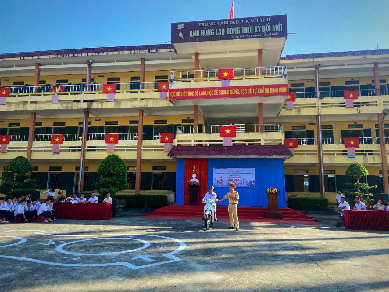 Công an xã Vũ Thư phối hợp tuyên truyền, bồi dưỡng kiến thức pháp luật và hướng dẫn lái xe mô tô, xe gắn máy an toàn cho học sinh