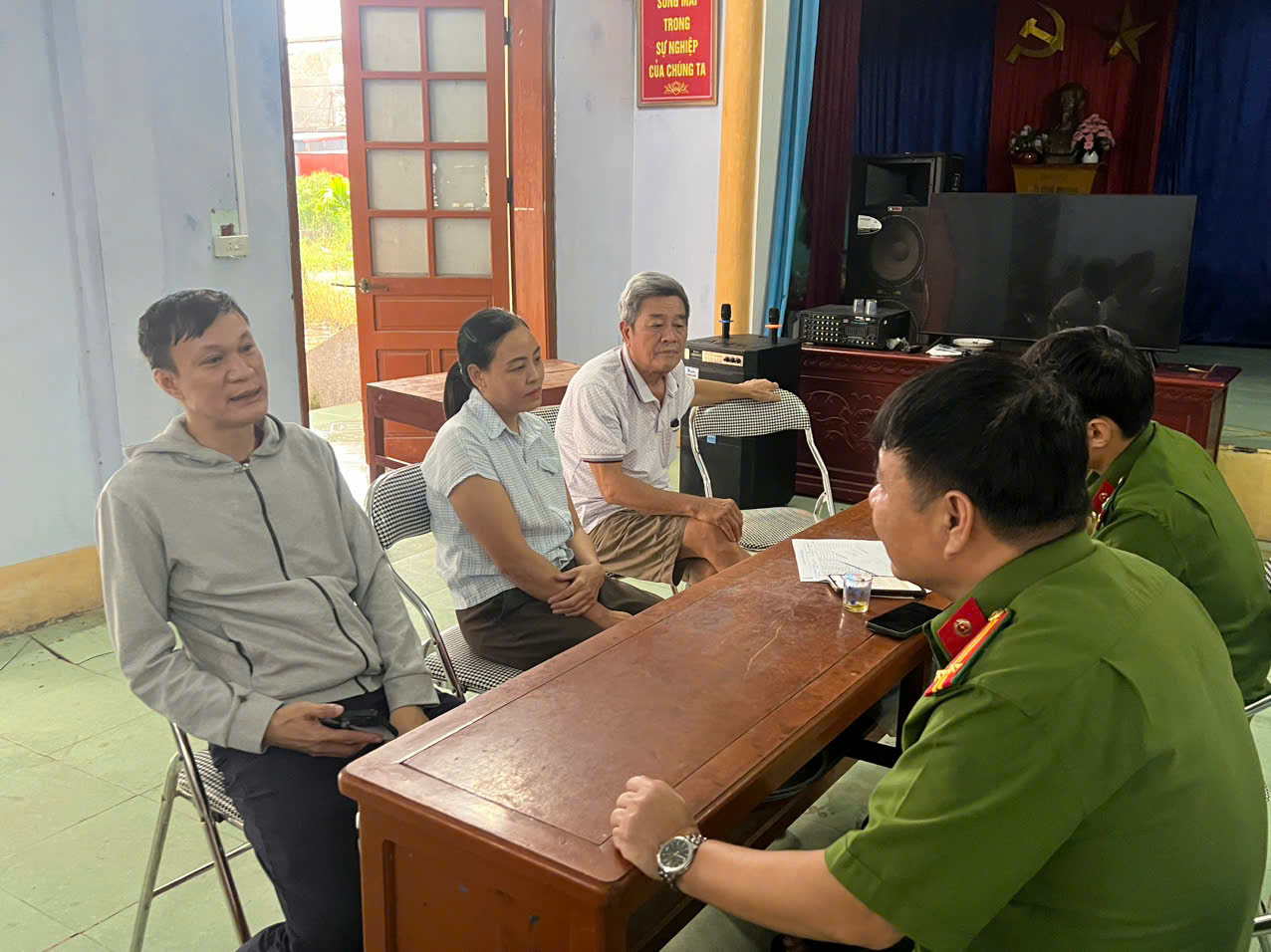 Công an xã Vũ Tiên tăng cường rà soát, cập nhật thông tin thân nhân liệt sĩ phục vụ thu mẫu ADN xác định danh tính