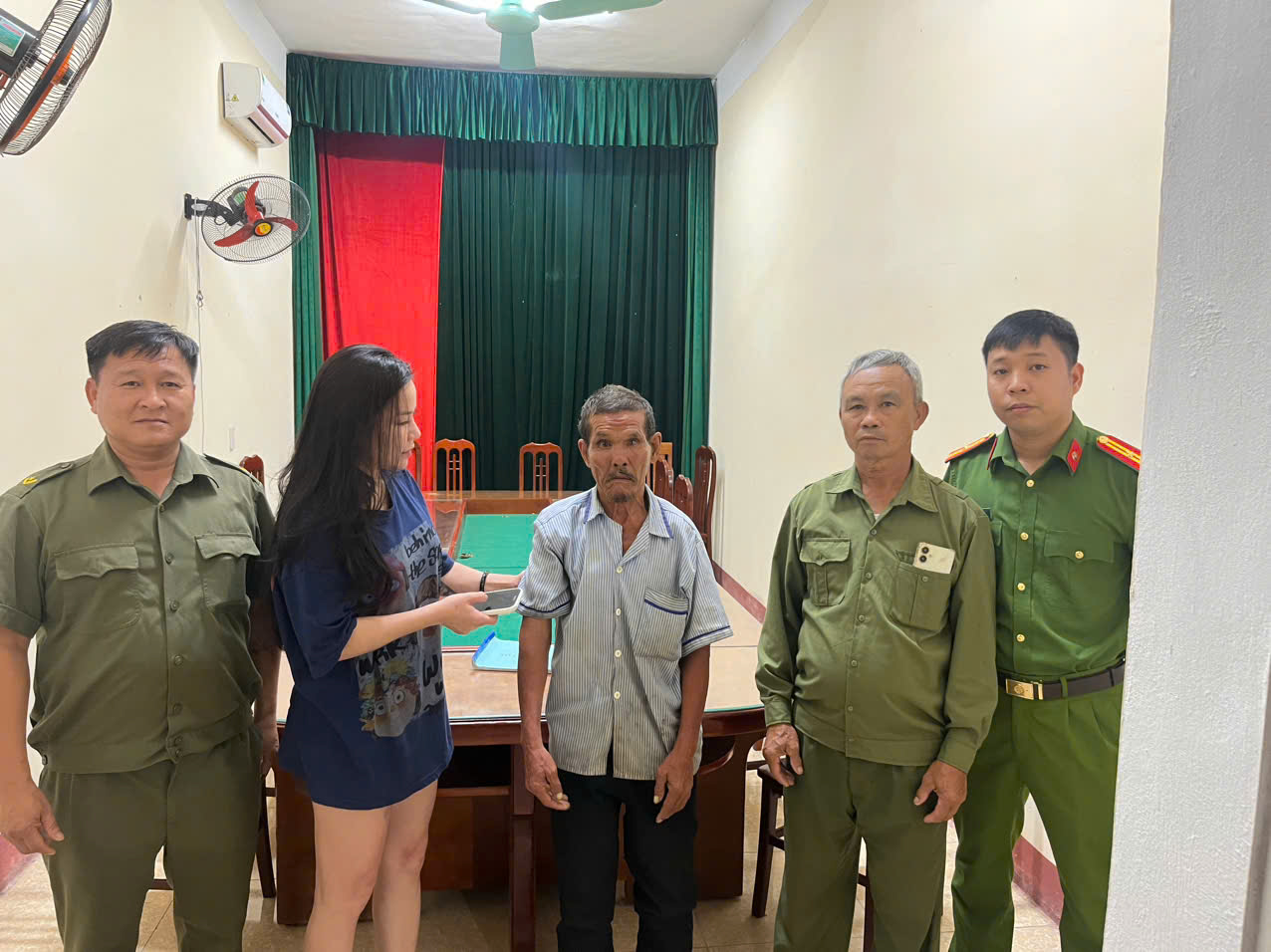 Công an xã Vũ Tiên kịp thời đưa người đàn ông lớn tuổi đi lạc về với gia đình