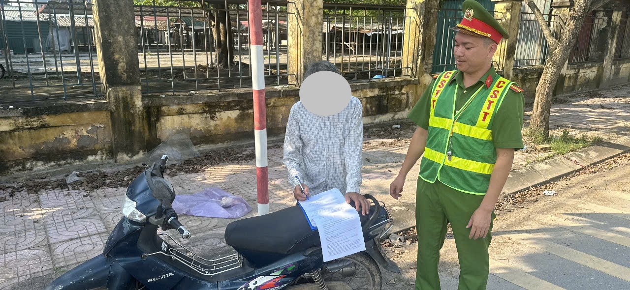 Công an xã Vũ Tiên tăng cường chấn chỉnh, xử lý tình trạng chăn, thả vật nuôi trên đường giao thông