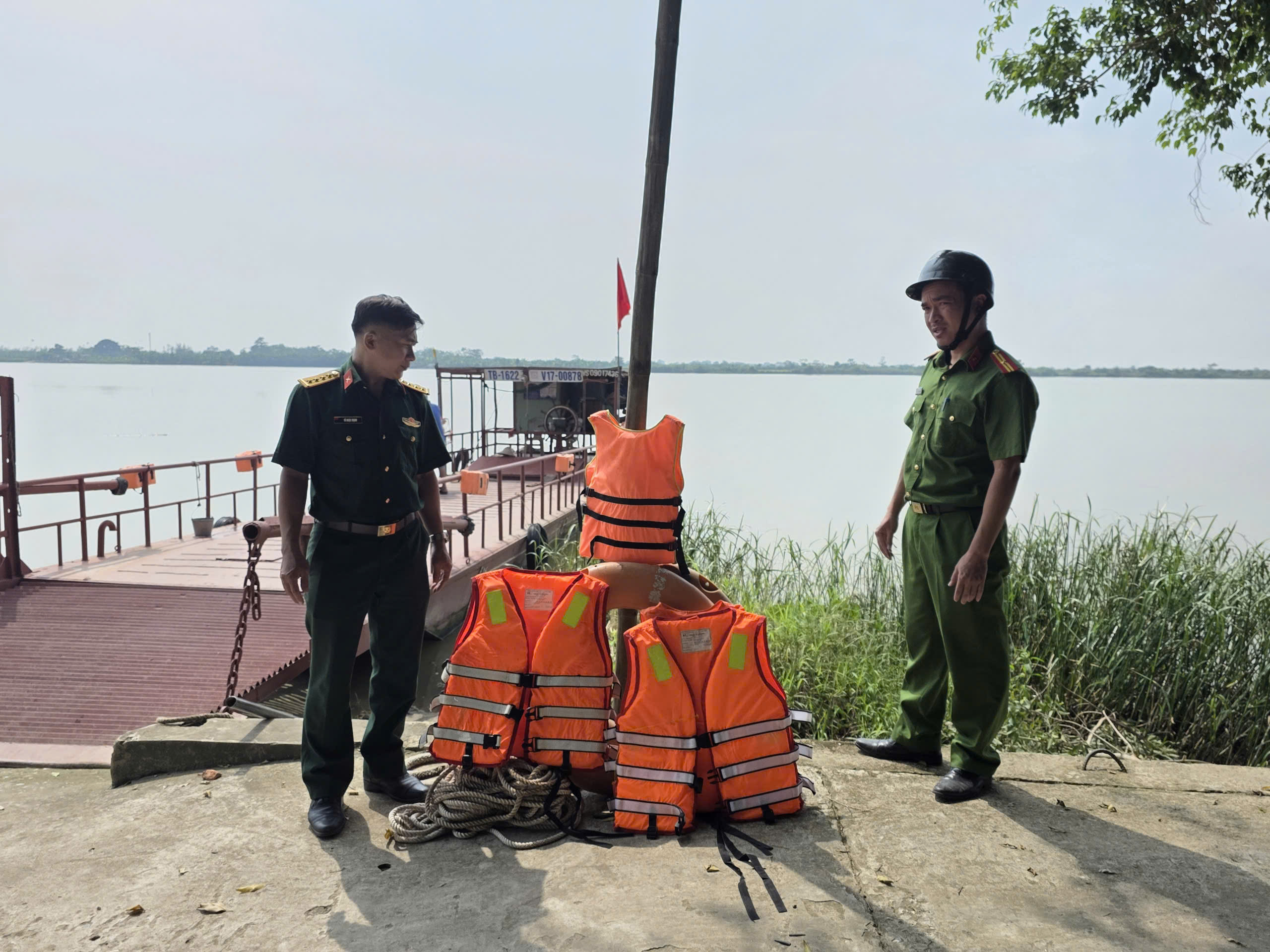 Công an xã Vũ Tiên phối hợp trang bị phương tiện cứu sinh tại các bến thủy nội địa trên địa bàn