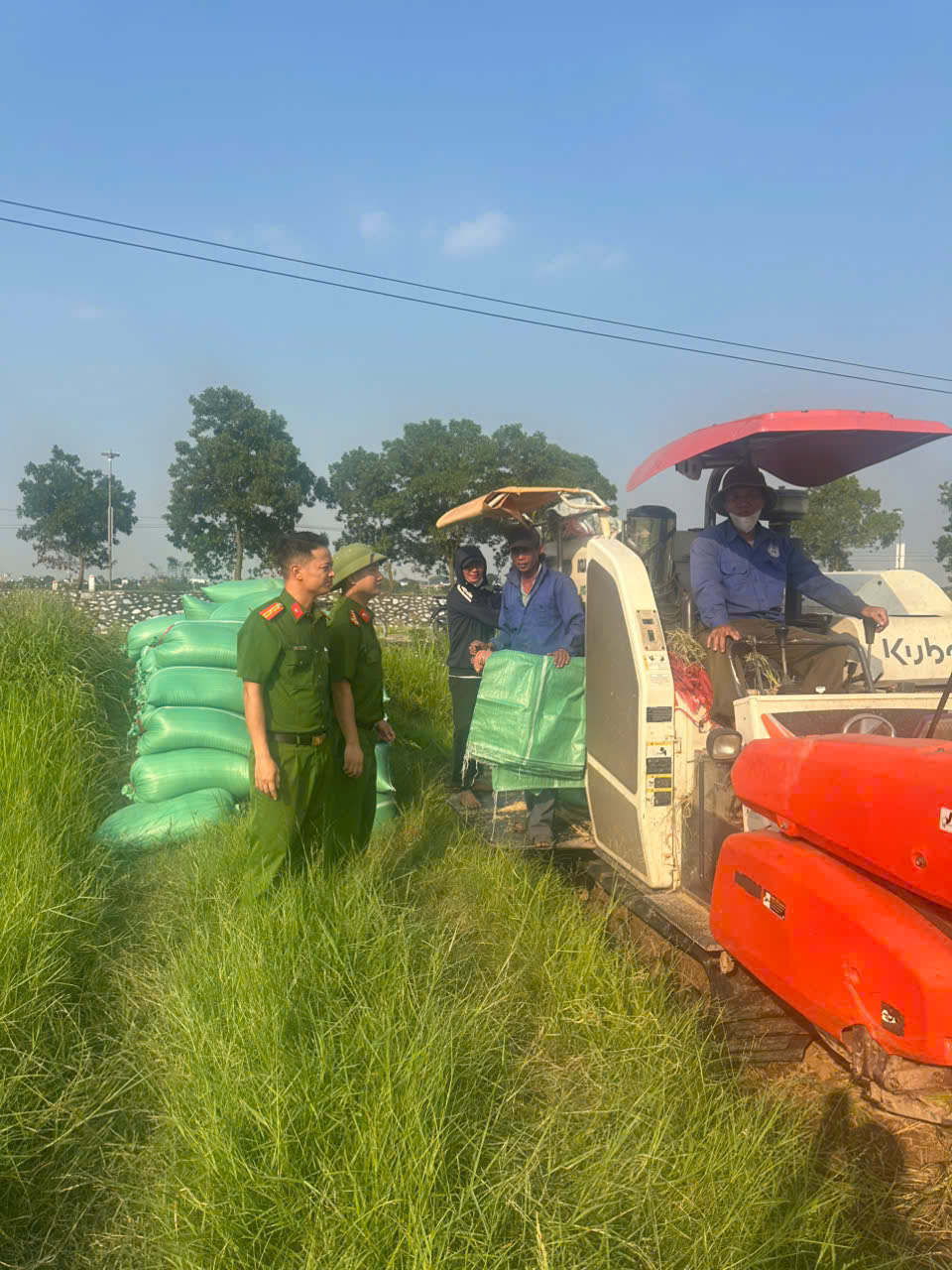 Công an xã Vũ Tiên tăng cường nắm tình hình, bảo đảm an ninh trật tự trong đợt thu hoạch lúa Mùa năm 2026