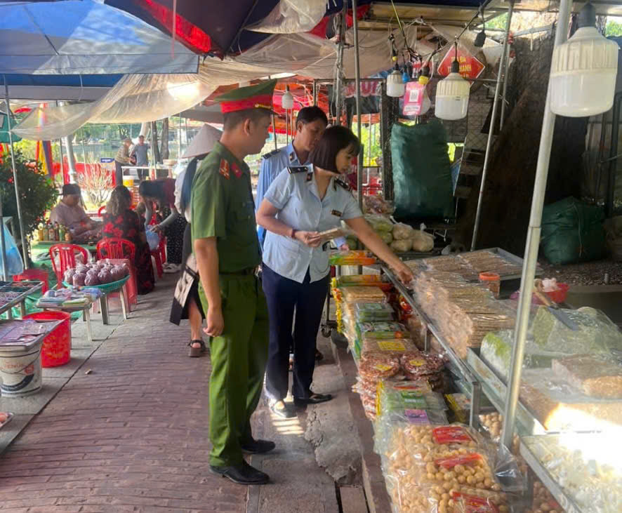 Công an xã Vũ Tiên phối hợp Đội Quản lý thị trường số 4 kiểm tra, hướng dẫn các hộ kinh doanh bảo đảm an toàn thực phẩm trên địa bàn