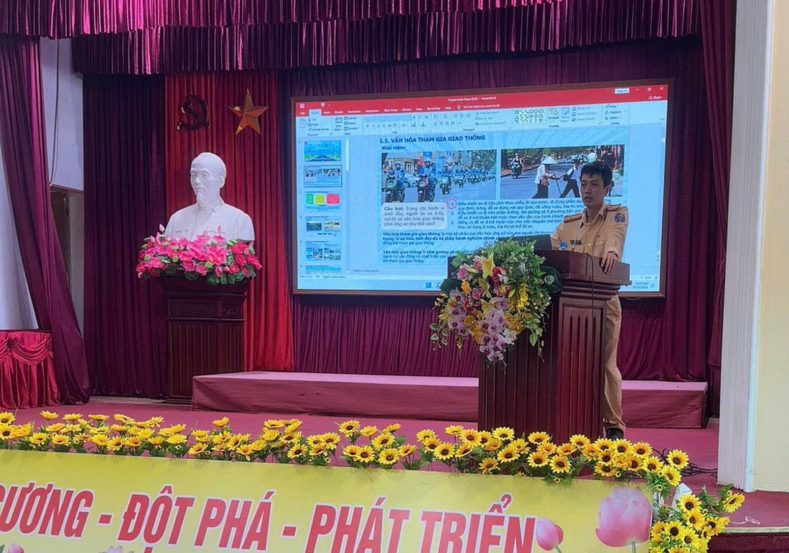 Công an xã Vũ Tiên phối hợp tổ chức hội nghị tuyên truyền, hướng dẫn lái xe an toàn cho người dân từ đủ 32 tuổi trở lên trên toàn địa bàn xã