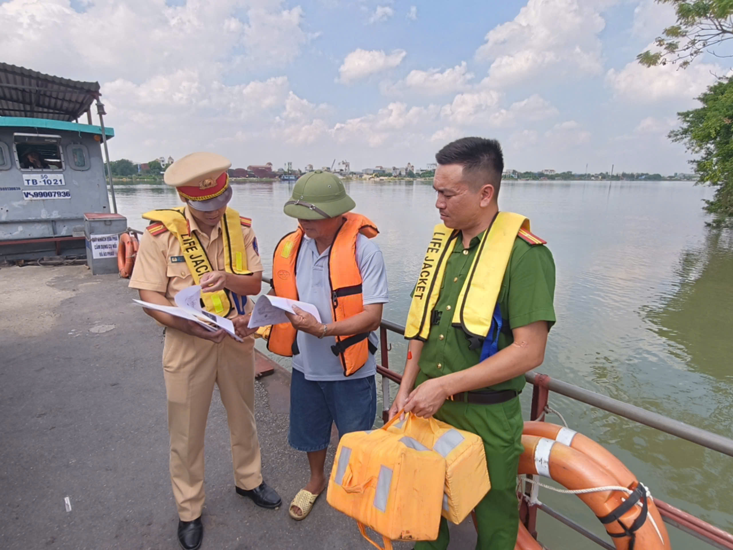 Công an xã Vũ Tiên phối hợp kiểm tra, hướng dẫn bảo đảm an toàn giao thông đường thủy tại các bến đò ngang sông Hồng
