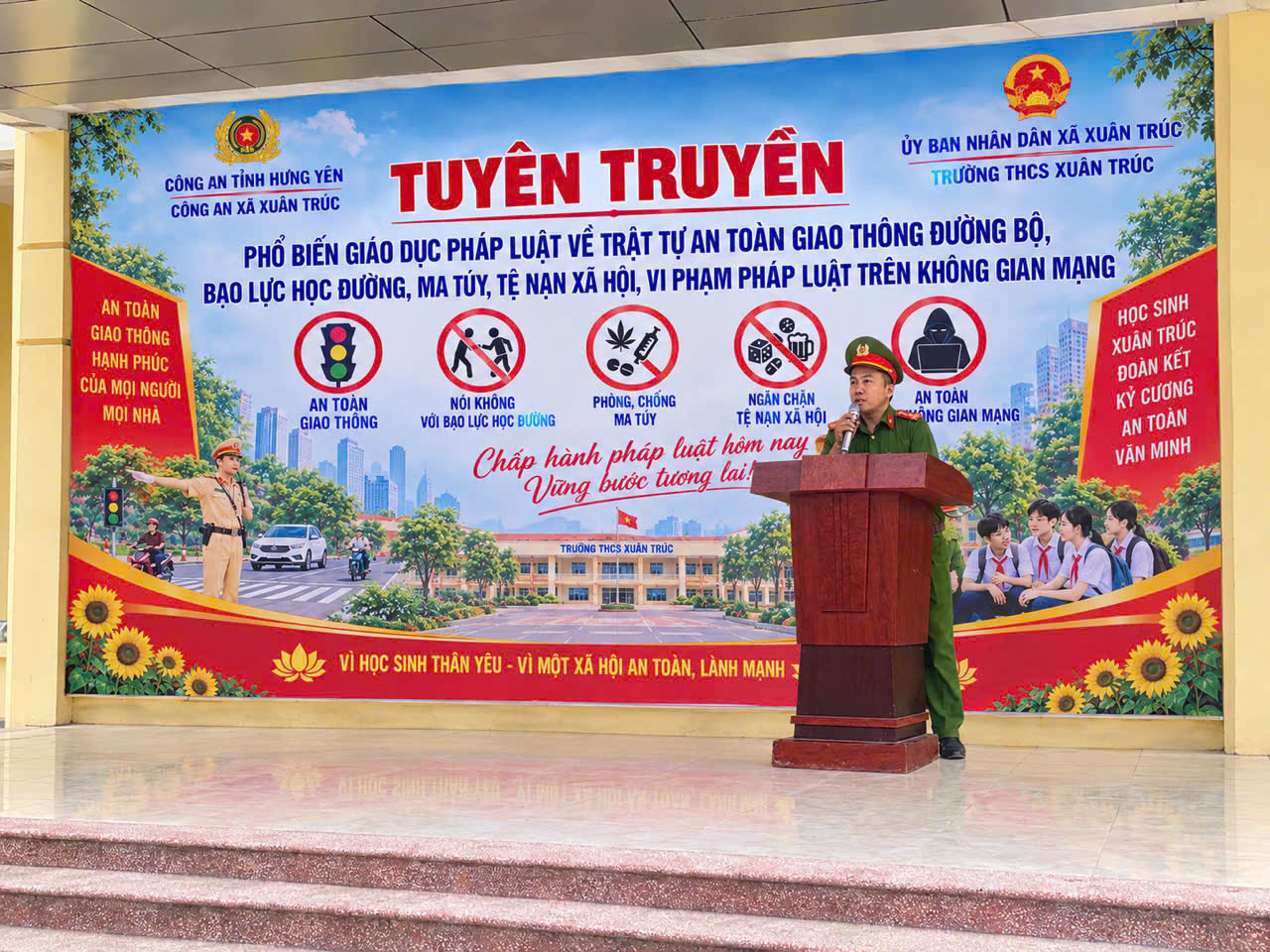 Công an xã Xuân Trúc tuyên truyền, phổ biến, giáo dục pháp luật tại Trường THCS Xuân Trúc