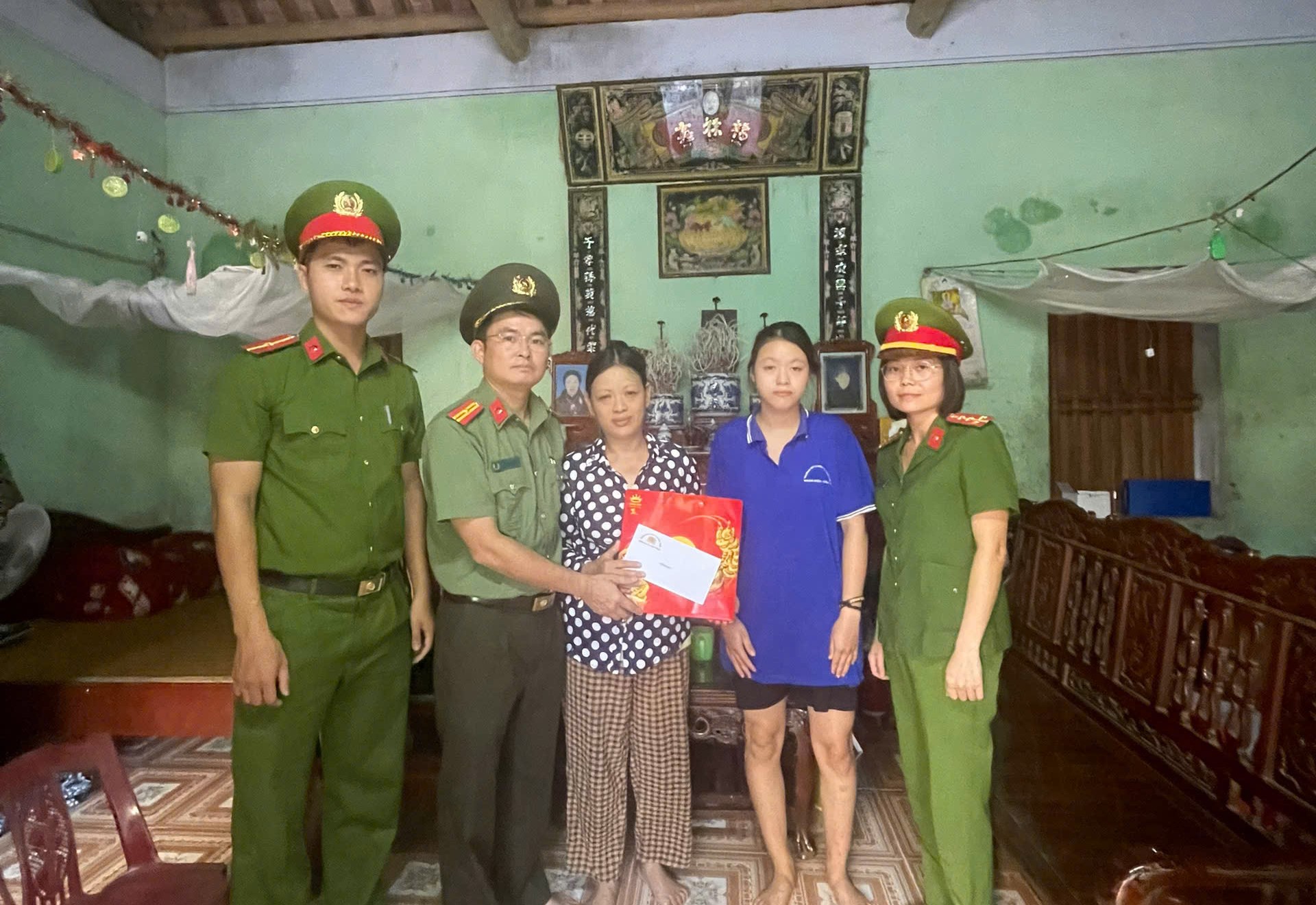 Công an xã Xuân Trúc trao quà Trung thu cho trẻ em có hoàn cảnh khó khăn