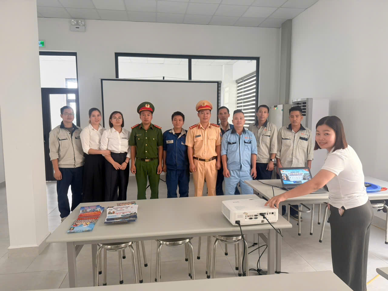 Công an xã Xuân Trúc phối hợp triển khai “Chiến dịch đào tạo kỹ năng lái xe mô tô, xe gắn máy an toàn”